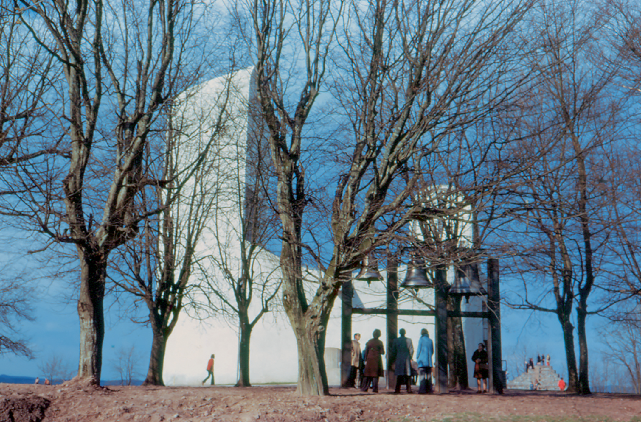 Campanile, église Notre-Dame-du-Haut de Ronchamp, sur une idée de Le Corbusier.