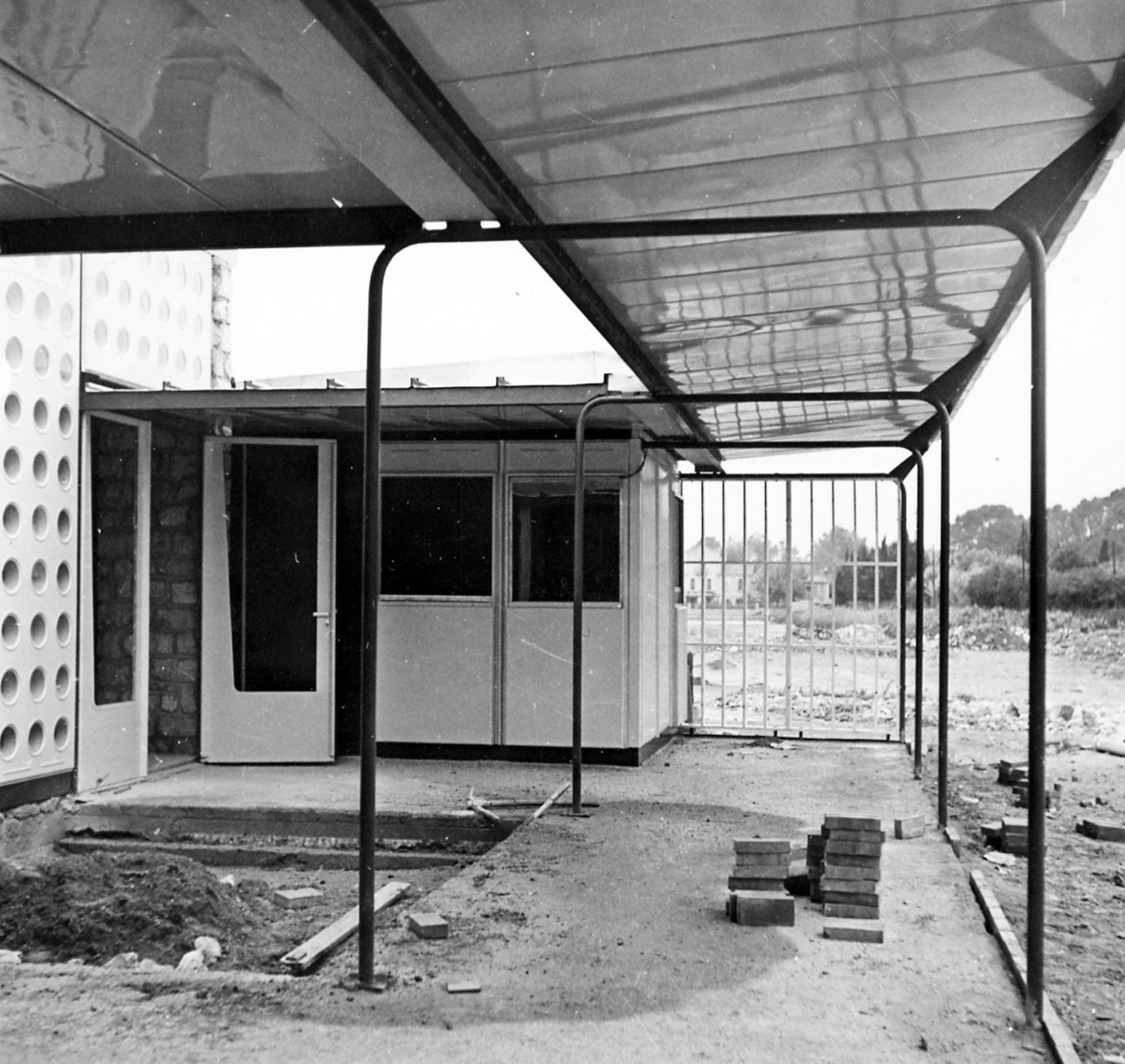 École maternelle de Ferrière, Martigues, 1950-1953 (A. Arati, M. Boyer et C. Lestrade, arch.). Vue du chantier.
