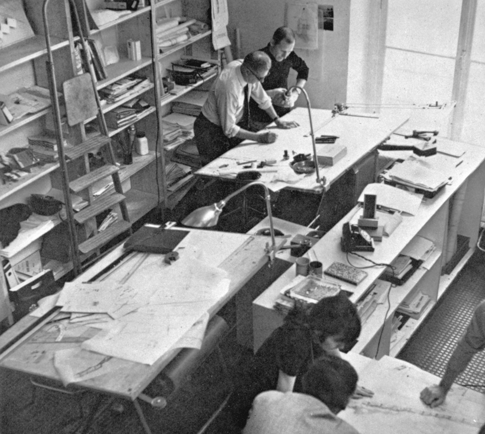 Jean Prouvé et ses collaborateurs, Jacques Bédier, Reiko Hayama et Serge Binotto dans son atelier d’architecture, c. 1970.