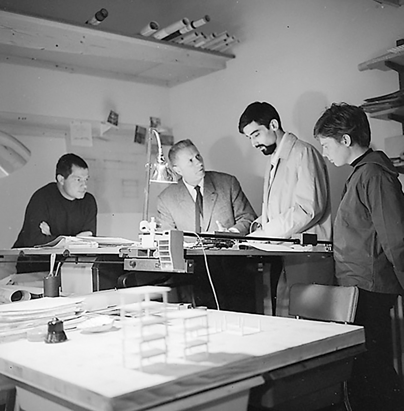 Jean Prouvé et ses collaborateurs dans son atelier d’architecture, c. 1970.