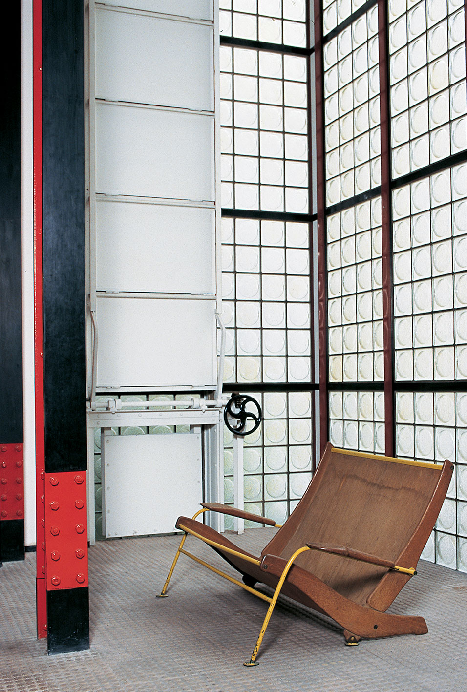 Visiteur Kangourou FV 32 armchair, two-seated variant. View from the exhibition organized in 1998 by the Galerie Jousse Seguin and JGM Galerie at the Maison de Verre, Paris (architects P. Chareau and B. Bijvoet, 1928–1931).