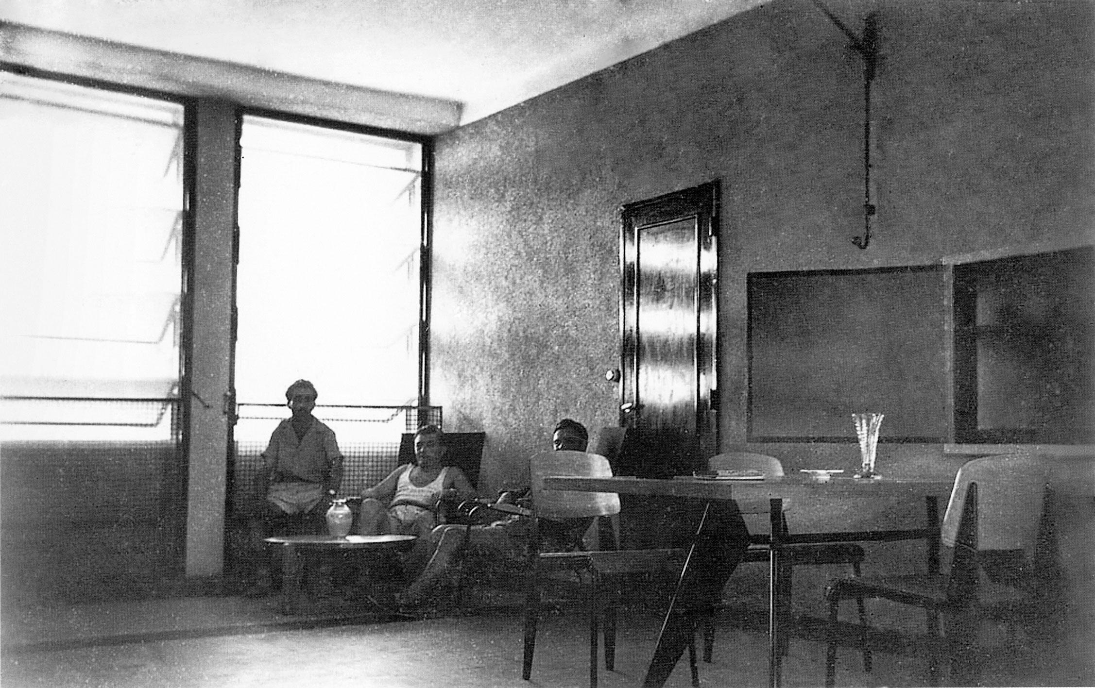 Air France building, Brazzaville (architects Hébrard, Lefebvre, Letu and Bienvenu, Ch. Perriand, interior fitting, 1952). Detail of an apartment equipped with a S.A.M. no. 506 table, Tropique no. 300 chairs, and a special oblique-arm swing-jib lamp. View ca. 1952.