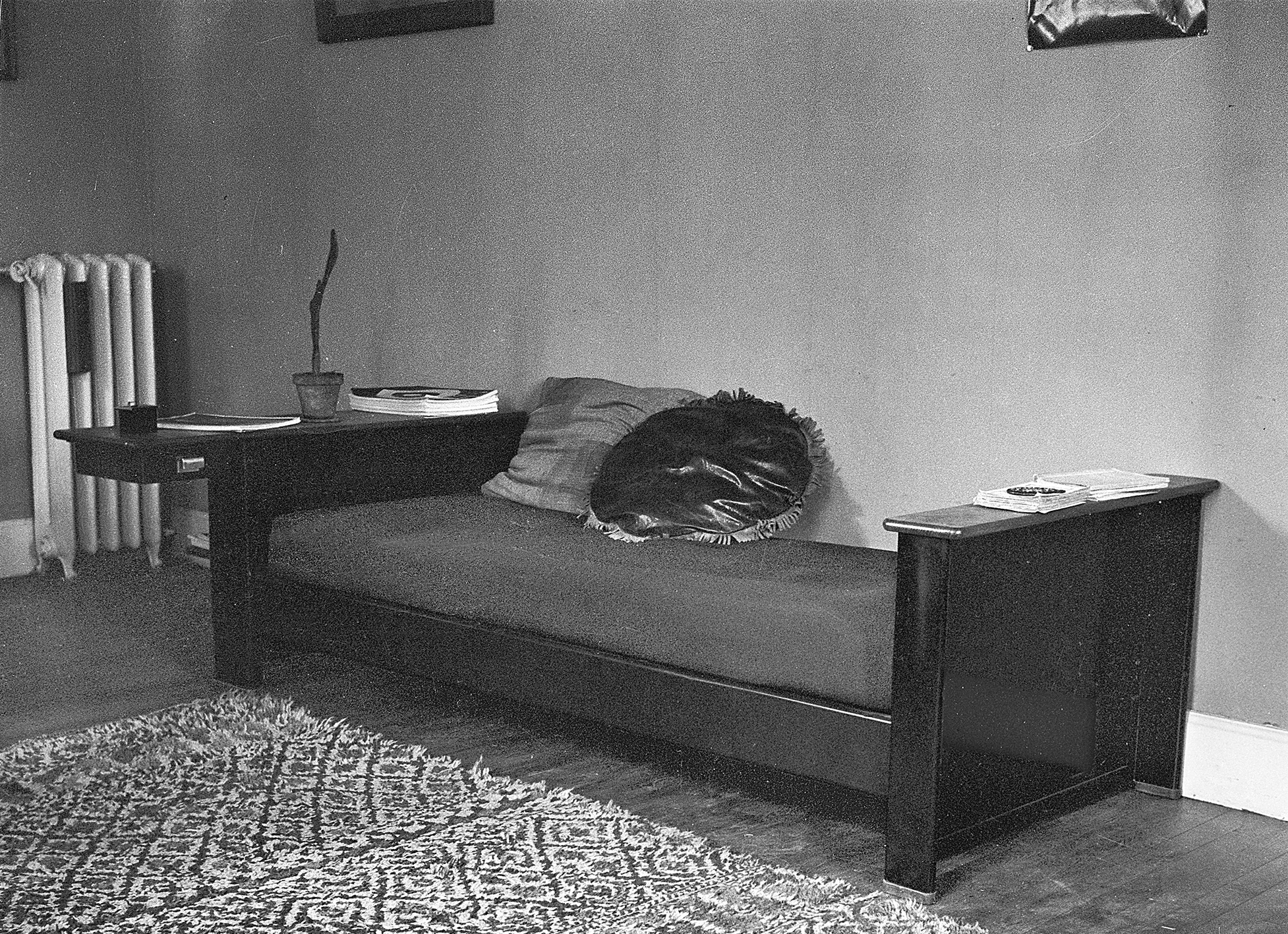 Vue d’un appartement, c. 1950, avec lit-divan n° 10, 1935.