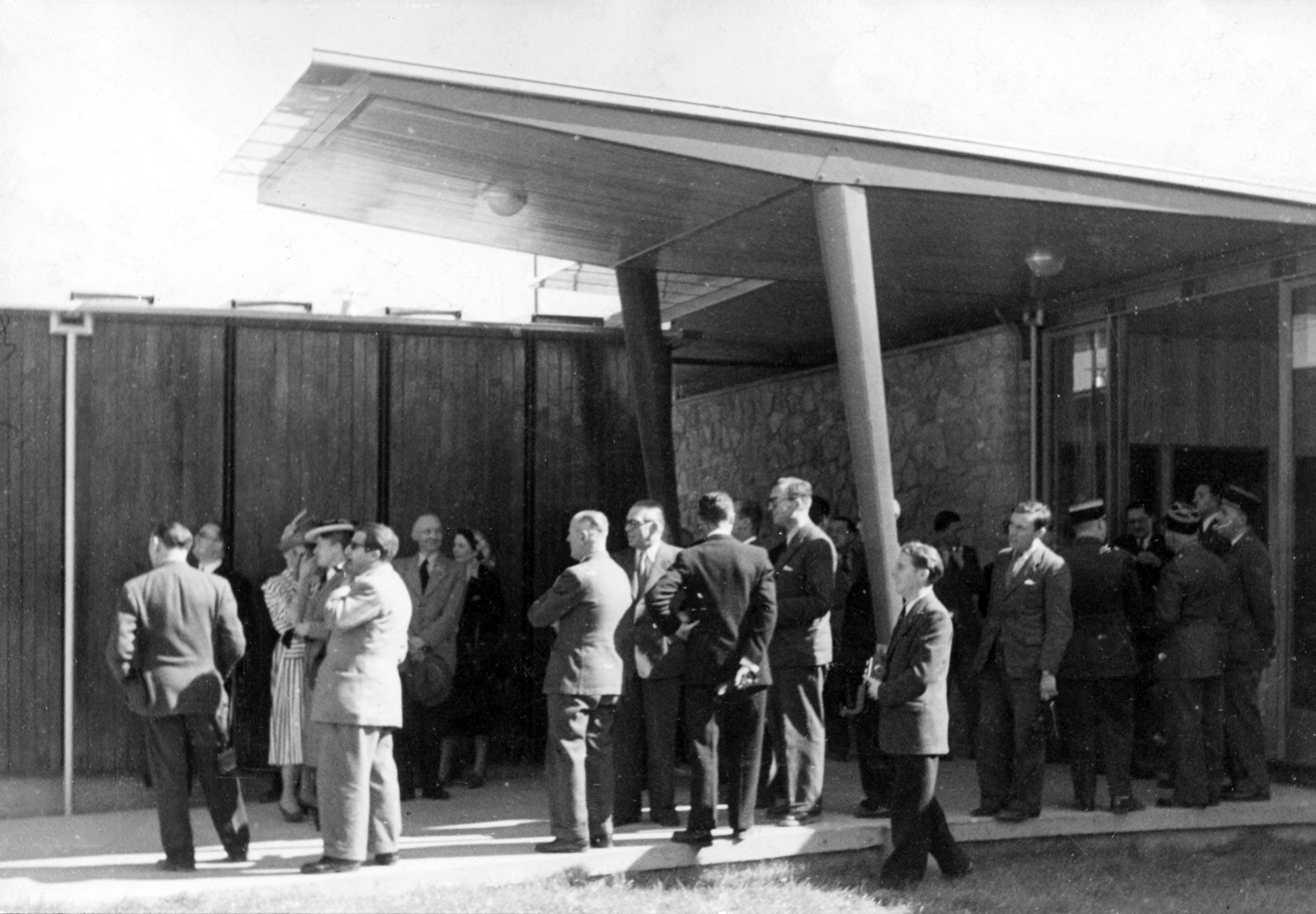 École d’apprentissage de la verrerie, Croismare, 1948 (Jean Prouvé, avec Henri Prouvé, arch.). Visite du ministre Claudius Petit au chantier de Croismare en juin 1949.