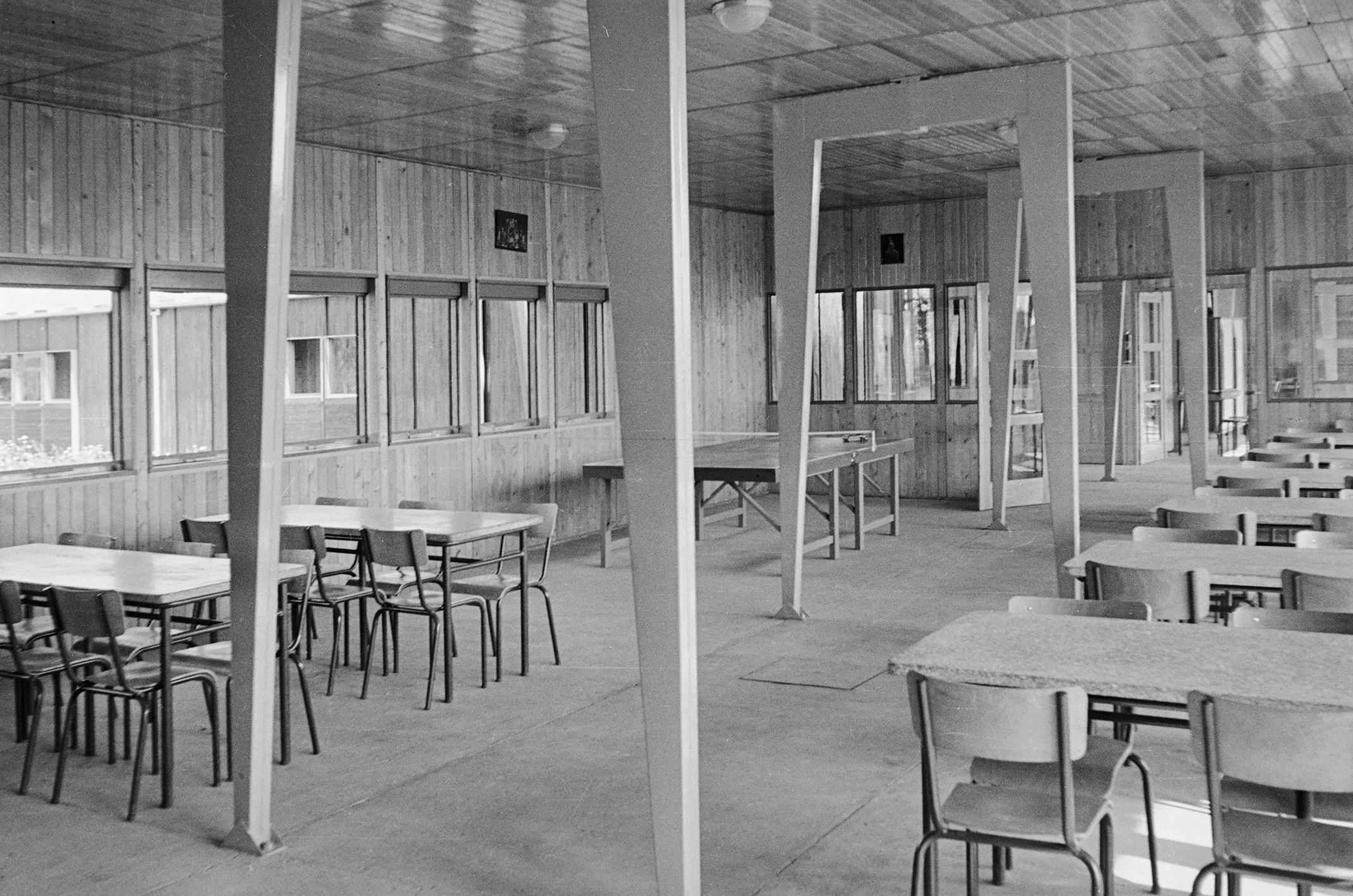 École d’apprentissage de la verrerie, Croismare, 1948 (Jean Prouvé, avec Henri Prouvé, arch.). Le réfectoire avec les portiques.