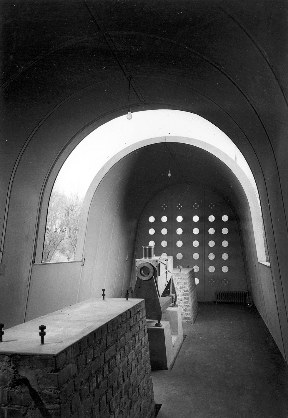 Salle méridienne de l’Observatoire de Paris, 1951 (Jean Prouvé, avec J. Remondet, arch.).