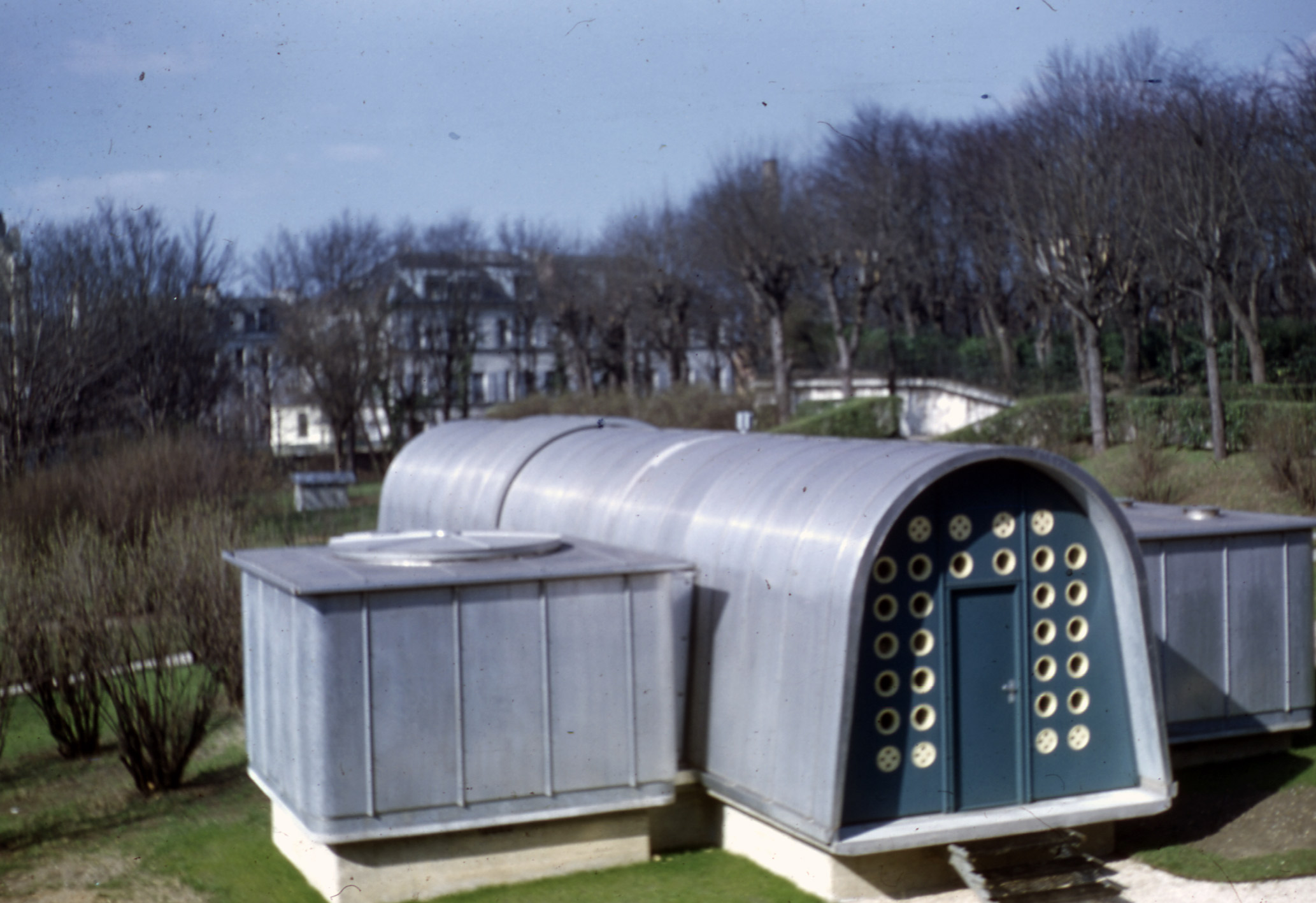 Salle méridienne de l’Observatoire de Paris, 1951 (Jean Prouvé, avec J. Remondet, arch.).