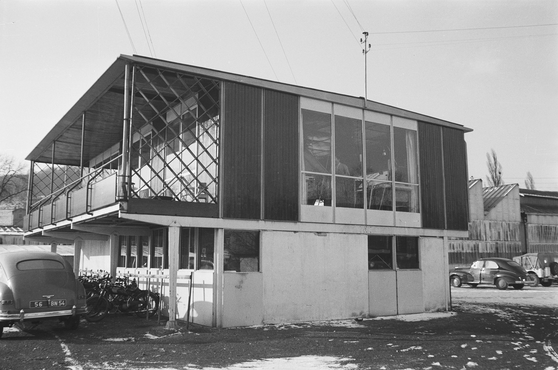 Bureau d’études des Ateliers Jean Prouvé, Maxéville, 1952. Vue de la façade avec le jardin d’hiver.