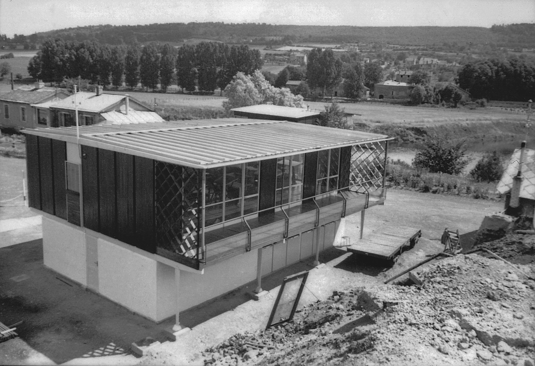 Bureau d’études des Ateliers Jean Prouvé. Montage du bâtiment 8x12 sur le site des Ateliers Jean Prouvé, Maxéville, 1952.