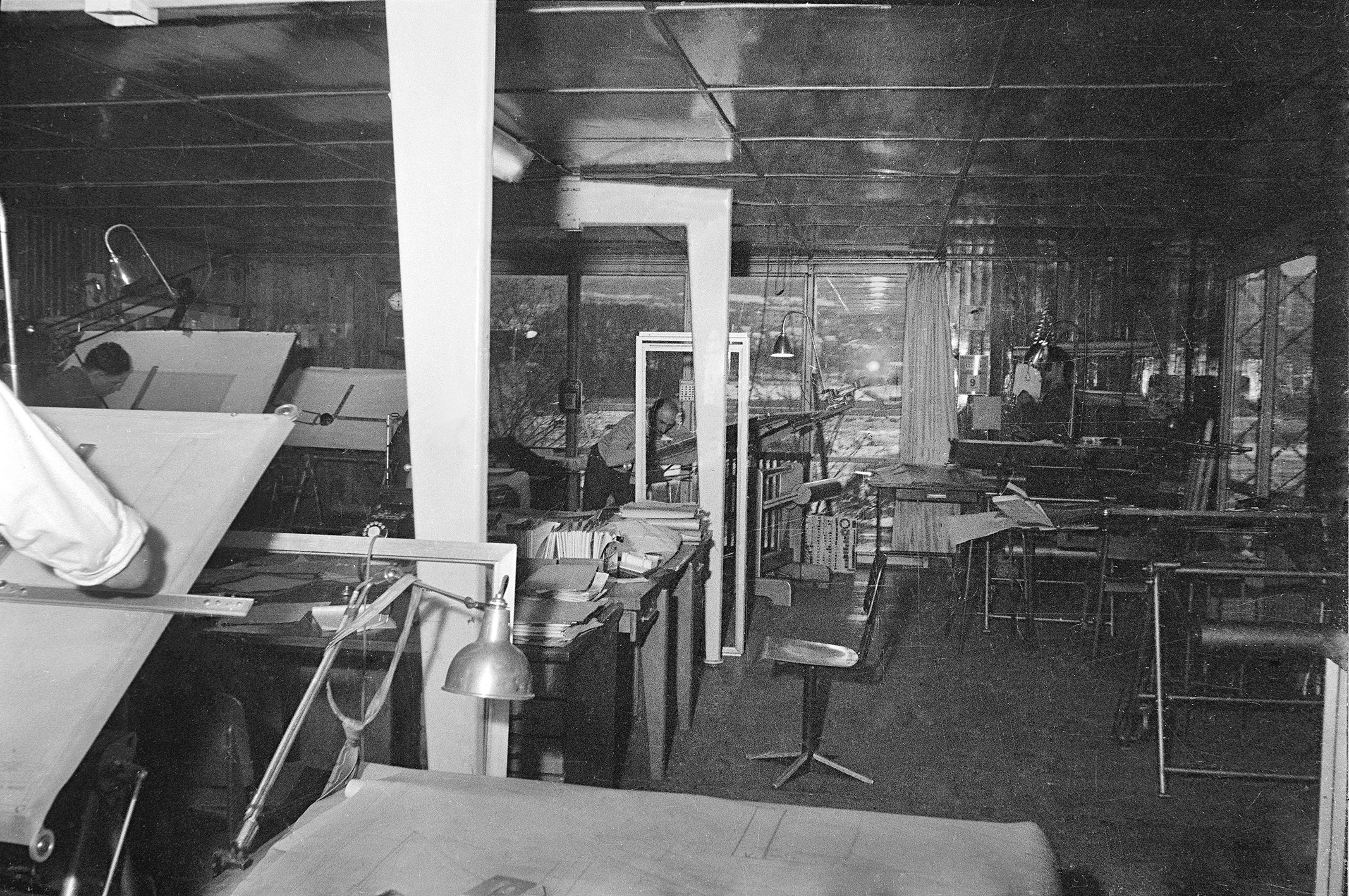 Ateliers Jean Prouvé design office. Equipped with furniture from the Ateliers: Métropole no. 305 chair, Dactylo chair, Standard desk, Cité table. Undated view.