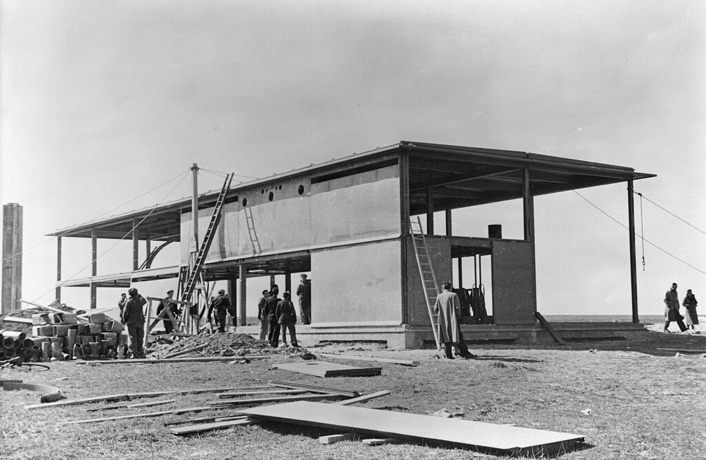 Roland Garros Flying Club, Buc, 1935 (Jean Prouvé, with architects E. Beaudouin and M. Lods).