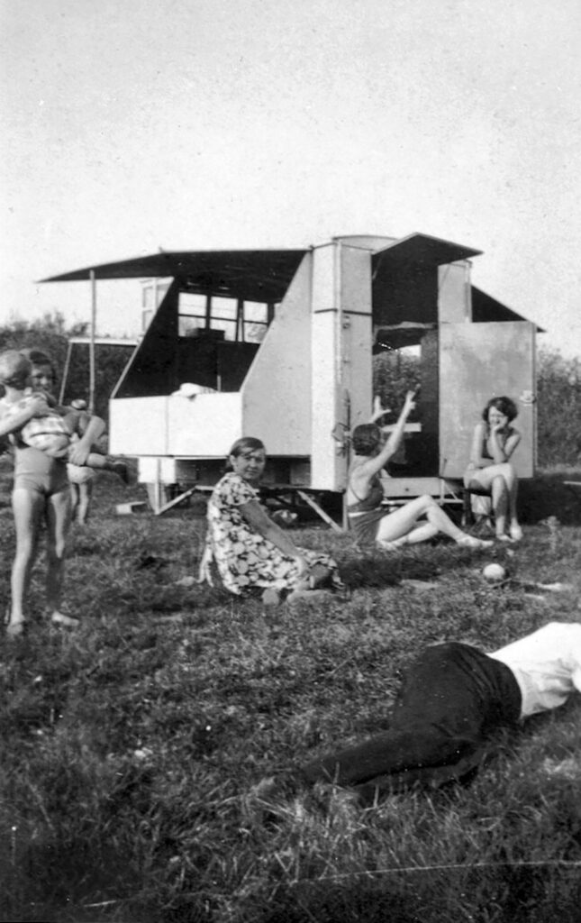 Folding caravan, designed with P. Jeanneret, 1938.