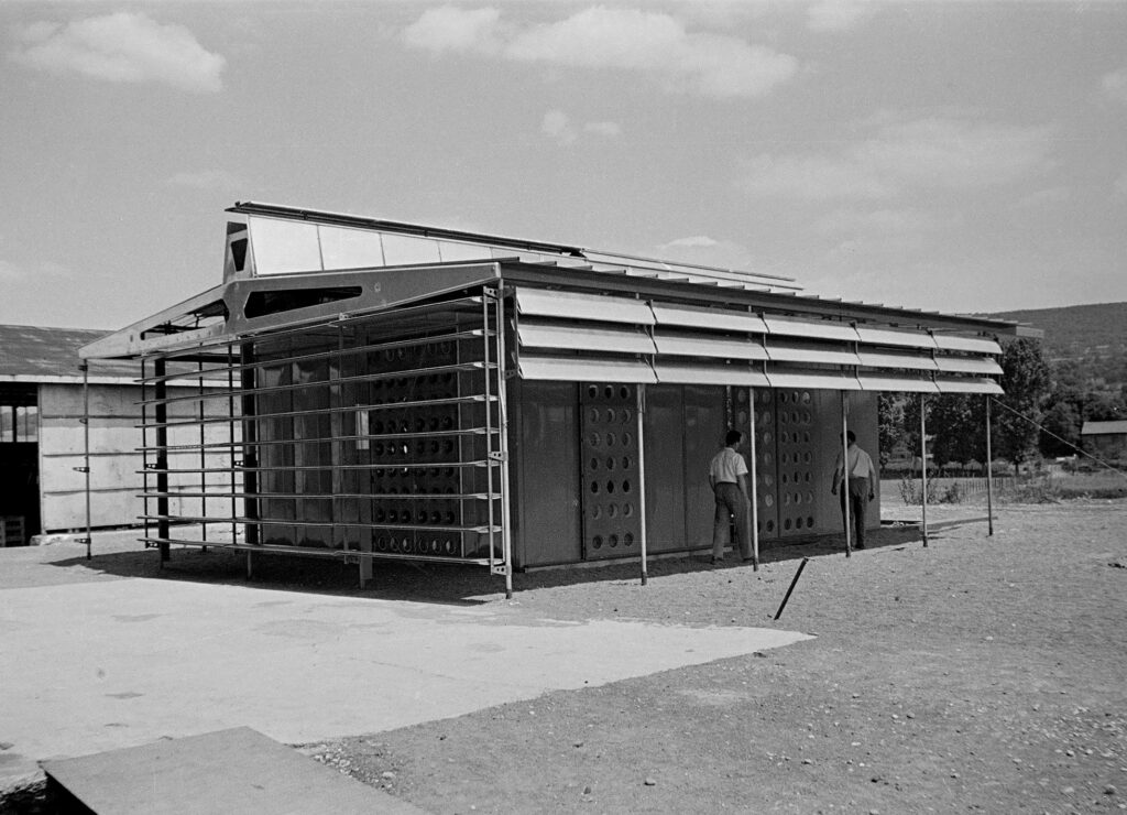 Maison Tropique pour Niamey, prototype monté aux Ateliers Jean Prouvé, Maxéville, 1949 (Jean Prouvé avec H. Prouvé, arch.).