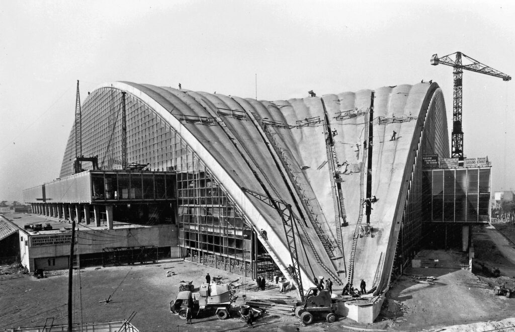 CNIT, Centre national des industries et des techniques, Paris-La Défense, 1956-1958 (R. Camelot, J. de Mailly et B. H. Zehrfuss, arch.). Façade vitrée par Jean Prouvé.
