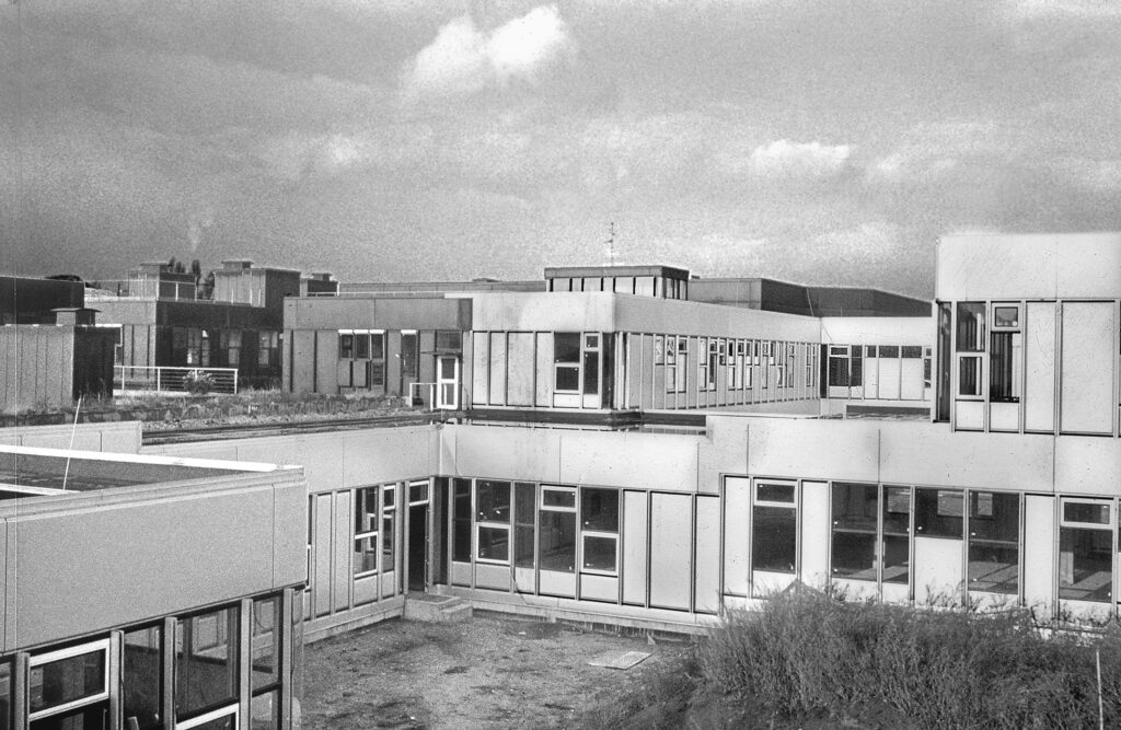 Université libre, Berlin, 1965-1973 (Jean Prouvé, avec G. Candilis, A. Josic, S. Woods et M. Schiedhelm, arch.).