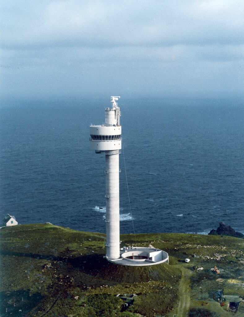 Tour hertzienne, île d’Ouessant, Finistère, 1978-1980 (Jean Prouvé, ing., avec J.-M. Jacquin, arch., et D. Ronsseray, ing.).