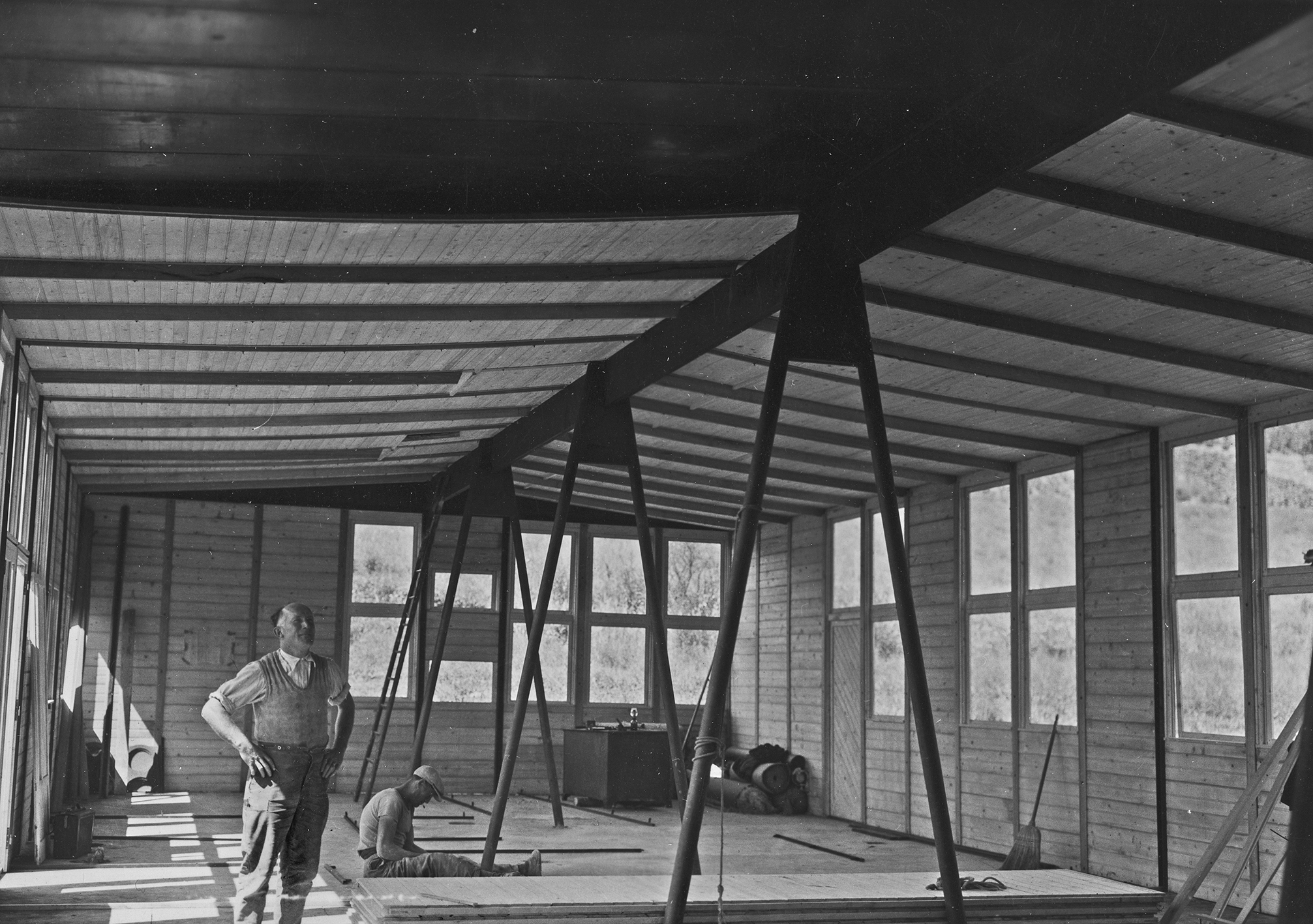 SCAL clubhouse pavilion. Constructive system Jean Prouvé, Pierre Jeanneret, architect. Assembly of the clubhouse pavilion for the engineers, Issoire, June 1940.