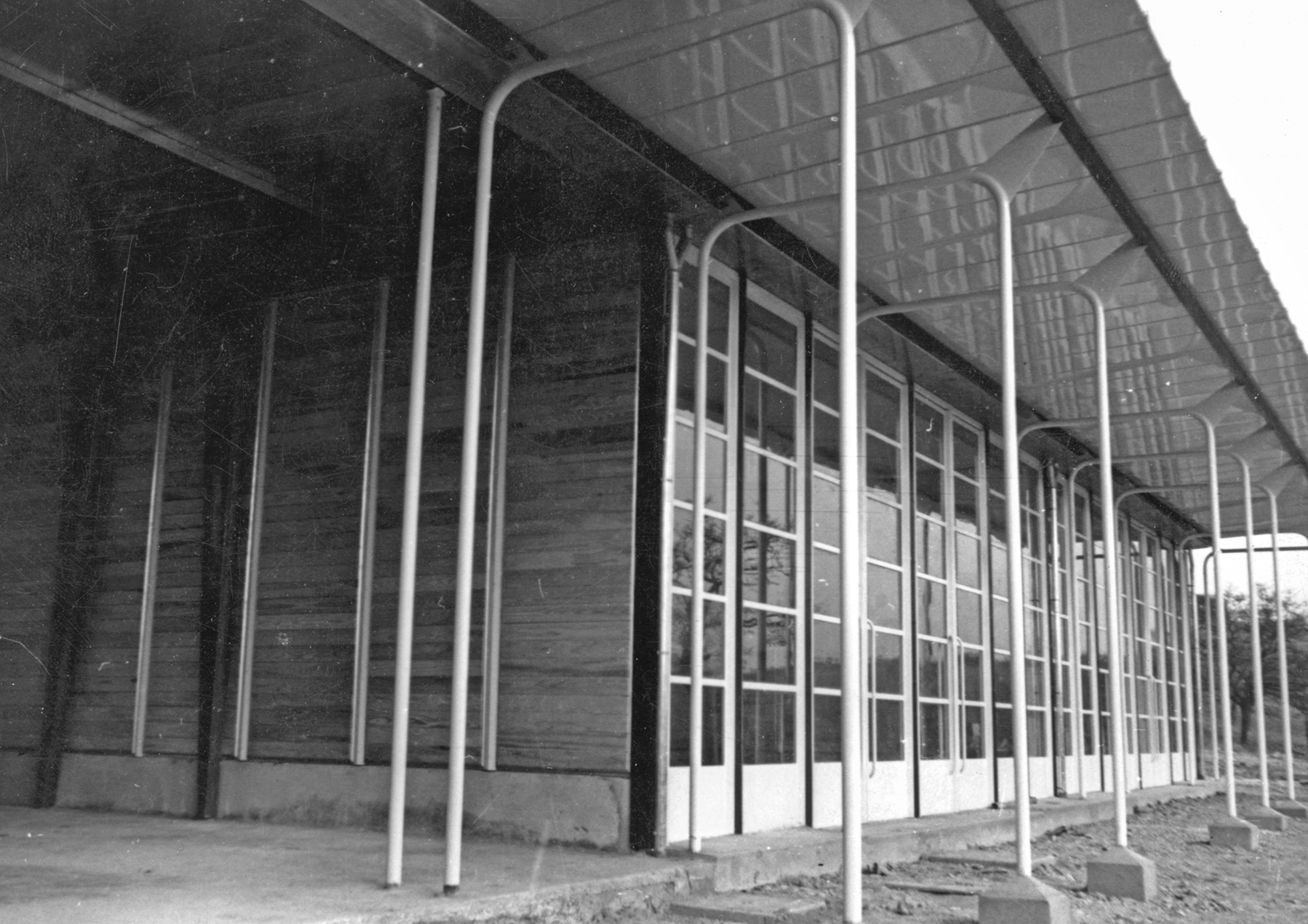 École prototype démontable, 8m x 24m. Groupe scolaire de Bouqueval, 1950.