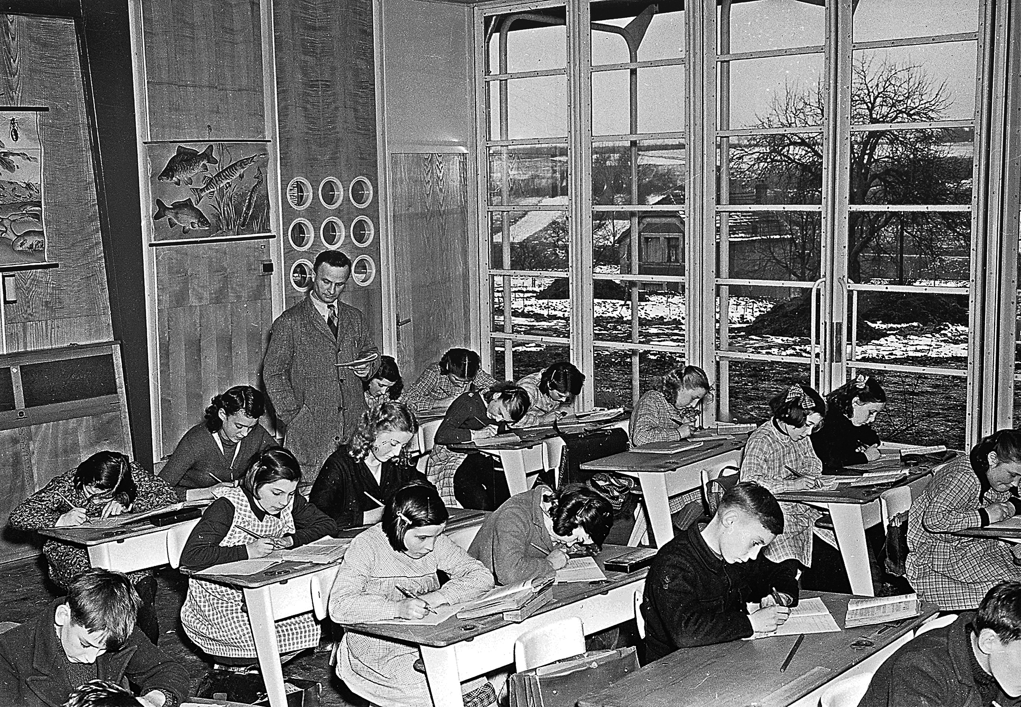 École prototype démontable, 8m x 24m. Classe meublée avec des pupitres PG 11, groupe scolaire de Vantoux, 1950.