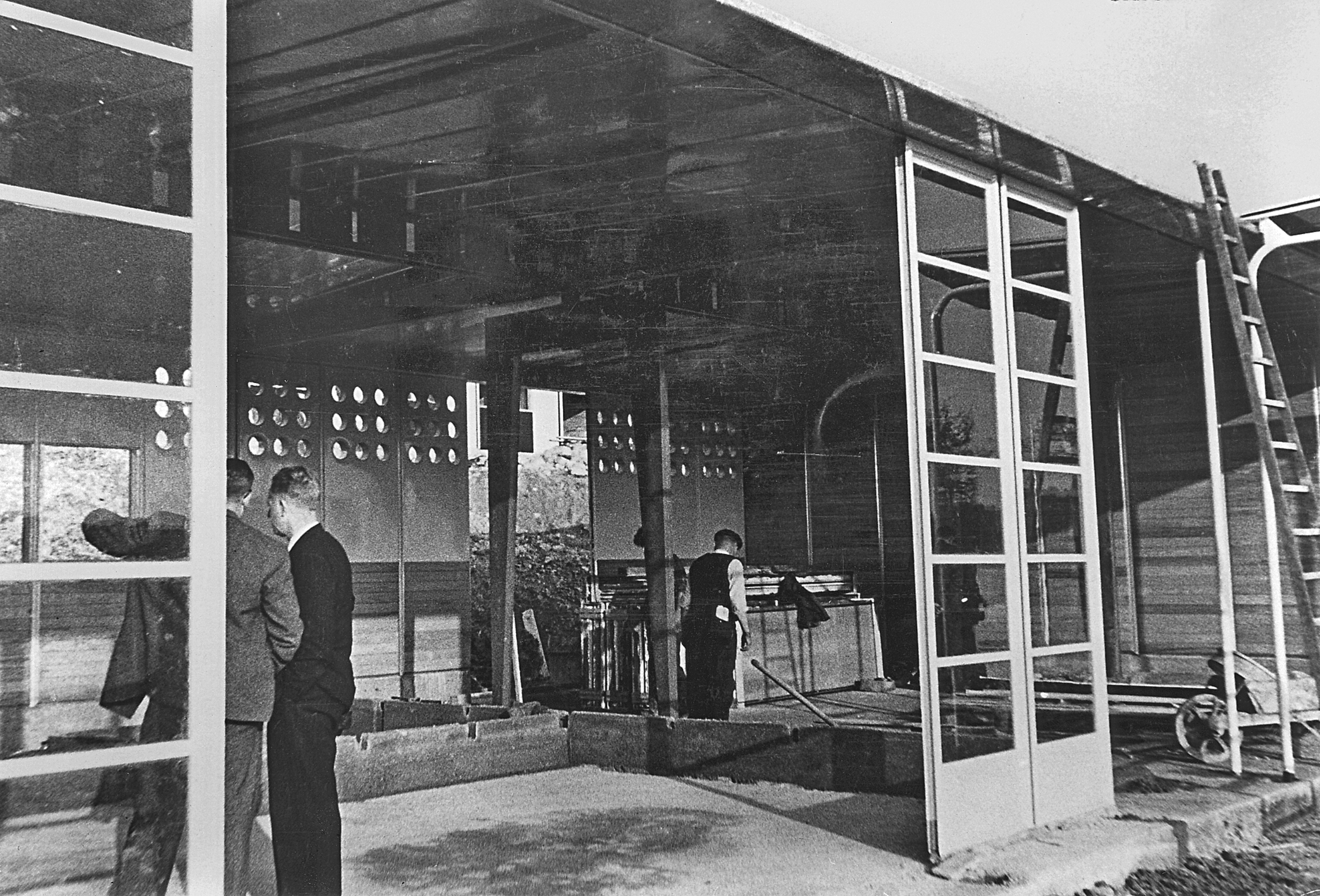 École prototype démontable, 8m x 24m. Montage du bâtiment, groupe scolaire de Vantoux, 1950.