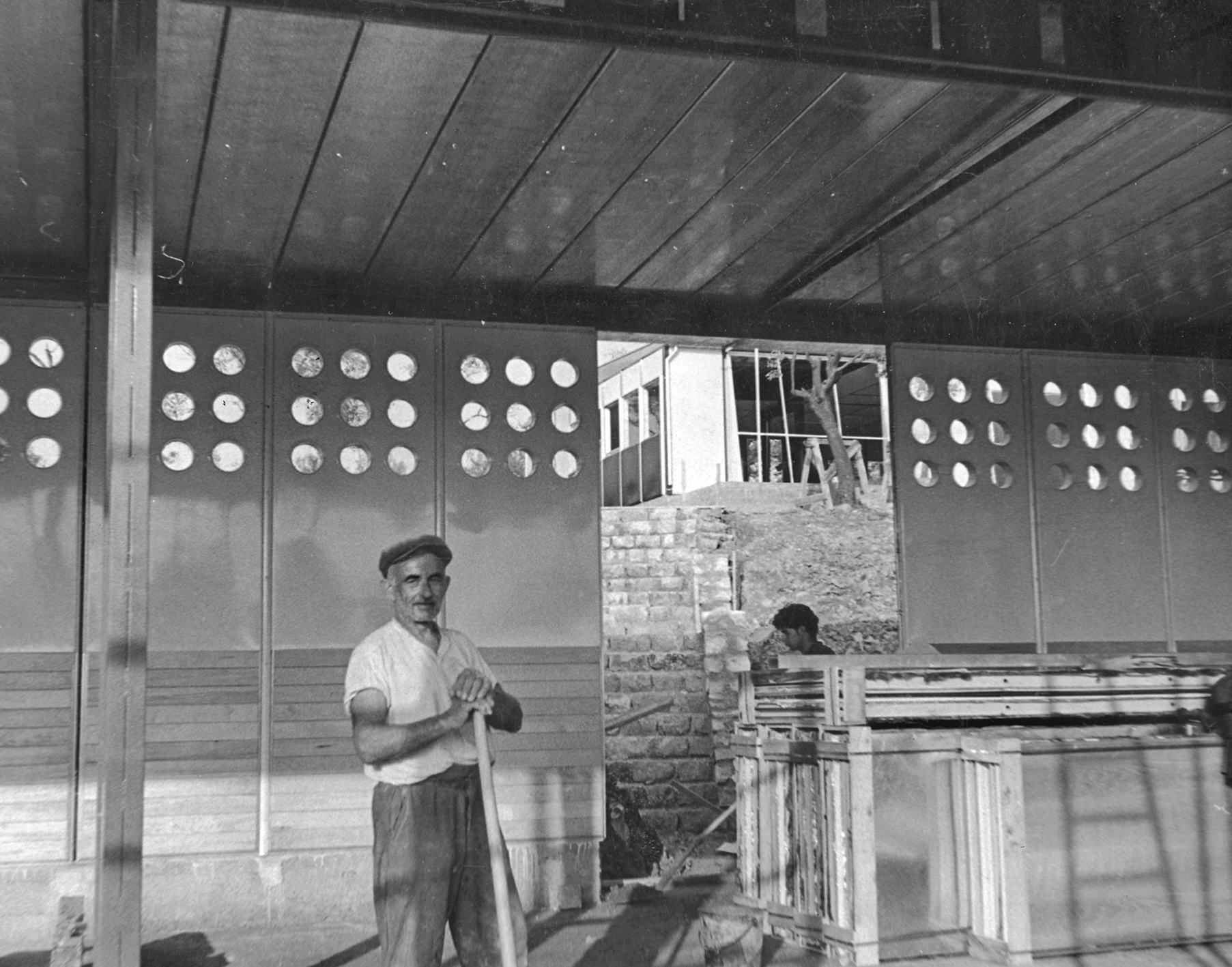 École prototype démontable, 8m x 24m. Montage du bâtiment, groupe scolaire de Vantoux, 1950.