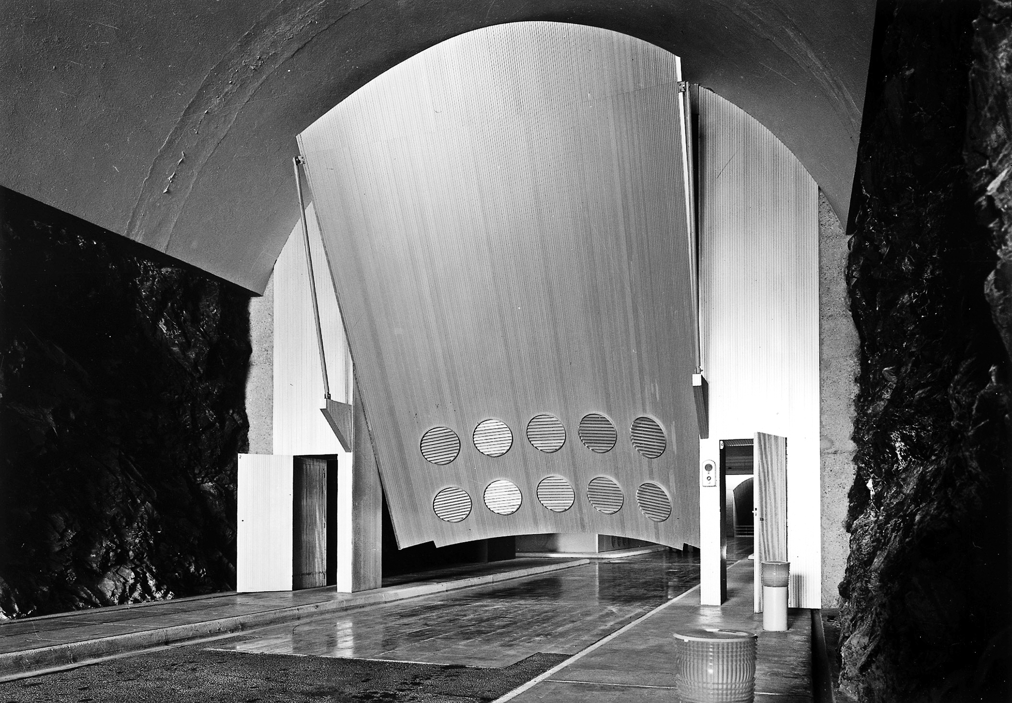 Centrale E.D.F. souterraine, Serre-Ponçon, 1959 (J. de Mailly, arch.). Voûte en aluminium par Jean Prouvé.