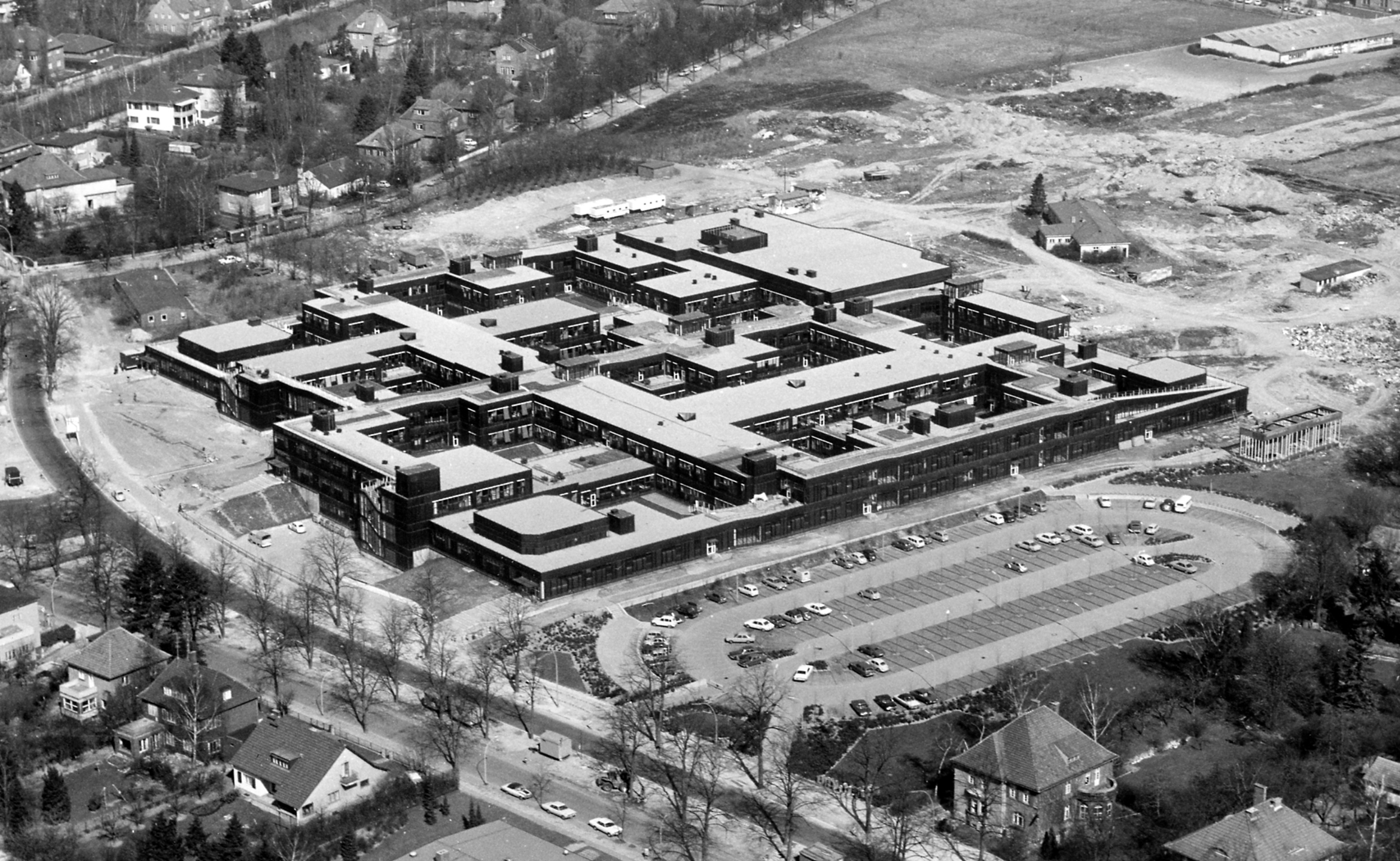 Public university, Berlin, 1965–1973 (G. Candilis, A. Josic, S. Woods and M. Schiedhelm, architects).