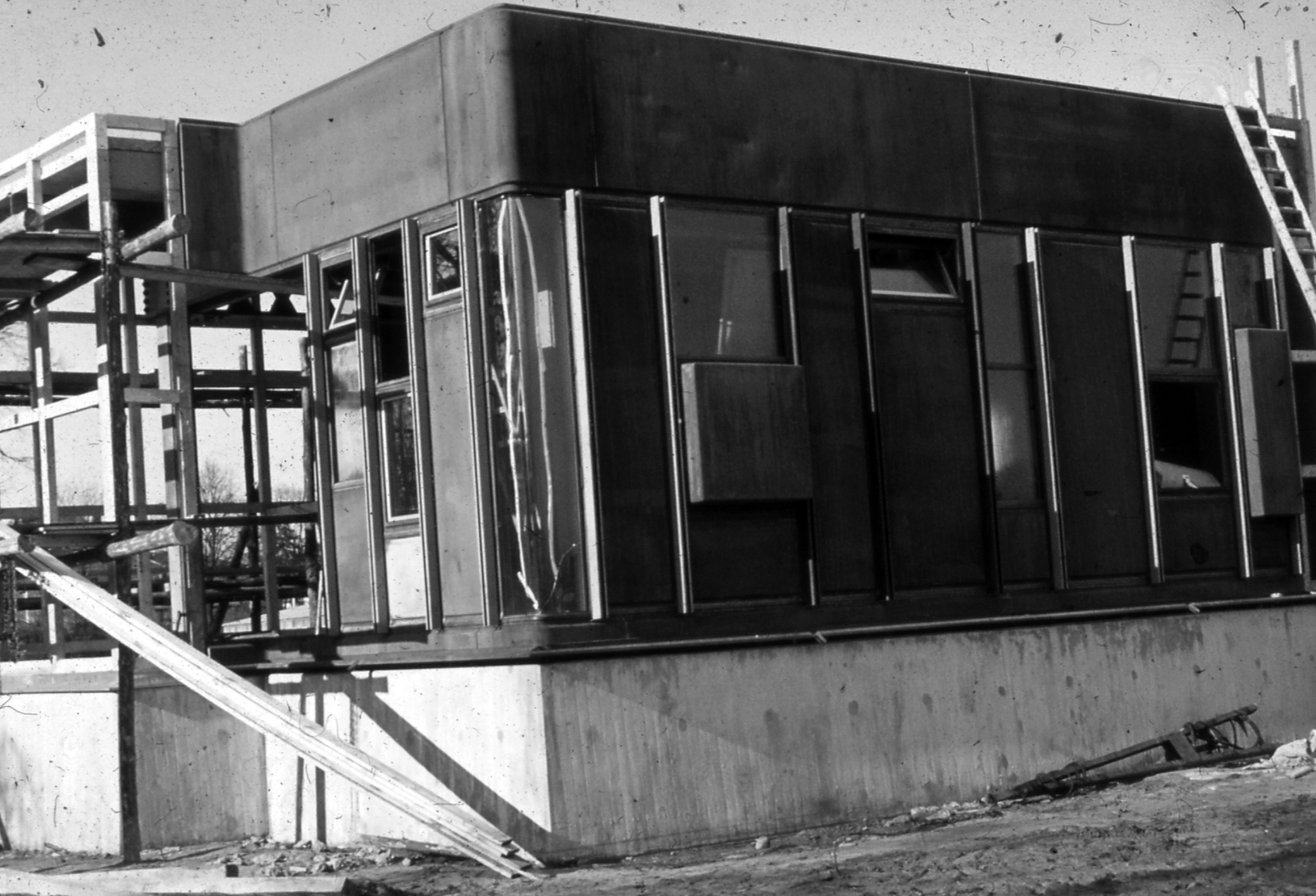 Université libre, Berlin, 1965-1973 (G. Candilis, A. Josic, S. Woods et M. Schiedhelm, arch.). Montage des panneaux de façade conçus par Jean Prouvé.