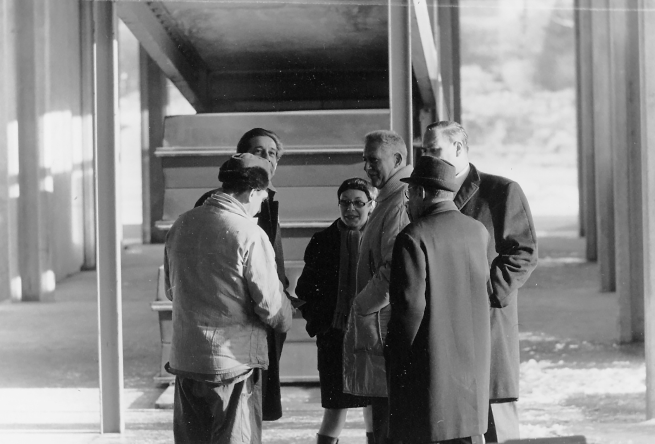 Université libre, Berlin, 1965-1973 (G. Candilis, A. Josic, S. Woods et M. Schiedhelm, arch.). Vue du chantier, Jean Prouvé et Reiko Hayama, 1967.
