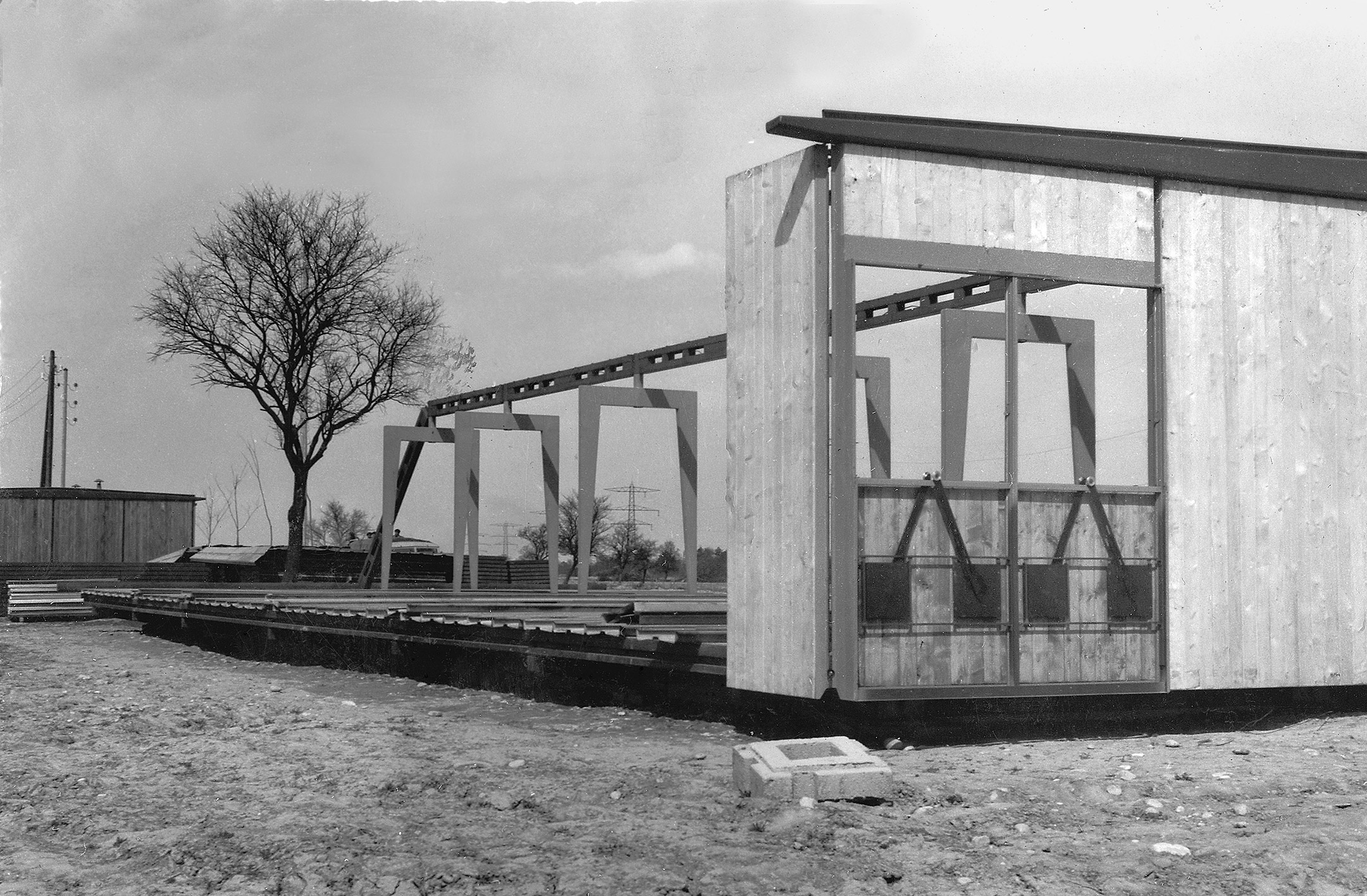 Work in progress at Electricité de France’s Kembs dam, Ottmarsheim, 1947. Assembly of a building 8 x 24 m, 1947.