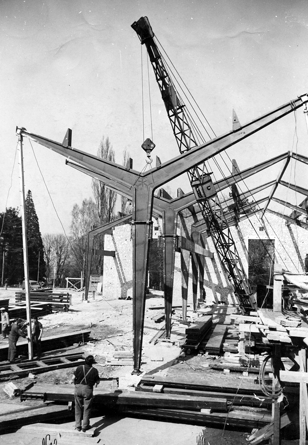Institut de recherches de la sidérurgie française, I.R.S.I.D., laboratoires de Saint-Germain-en-Laye, 1947-52 (René A. Coulon, arch.). Vue du chantier.