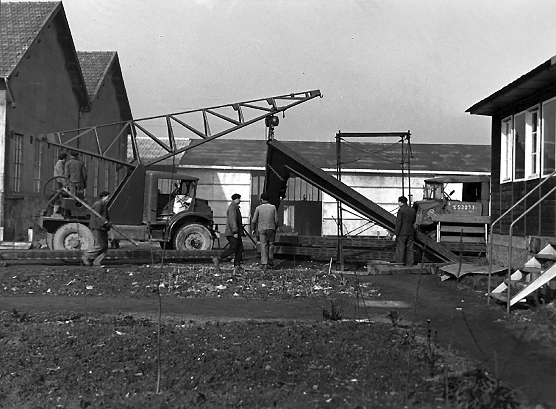 Institut de recherches de la sidérurgie française, I.R.S.I.D., laboratoires de Saint-Germain-en-Laye, 1947-52 (René A. Coulon, arch.). Fabrication des portiques à l’usine de Maxéville.