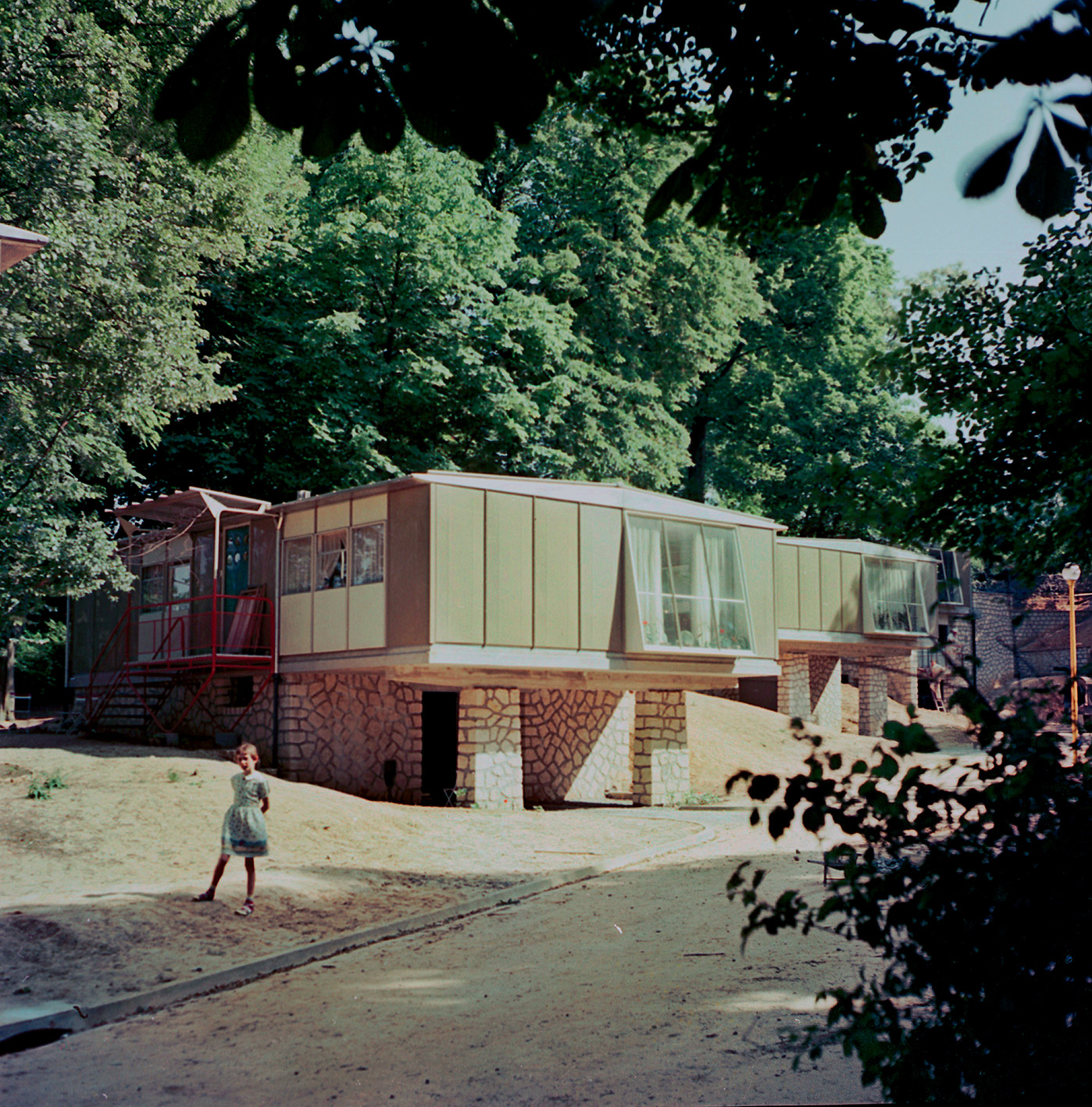 Maison démontable Métropole. Pavillons 8x12 surélevés, Meudon, c. 1951.