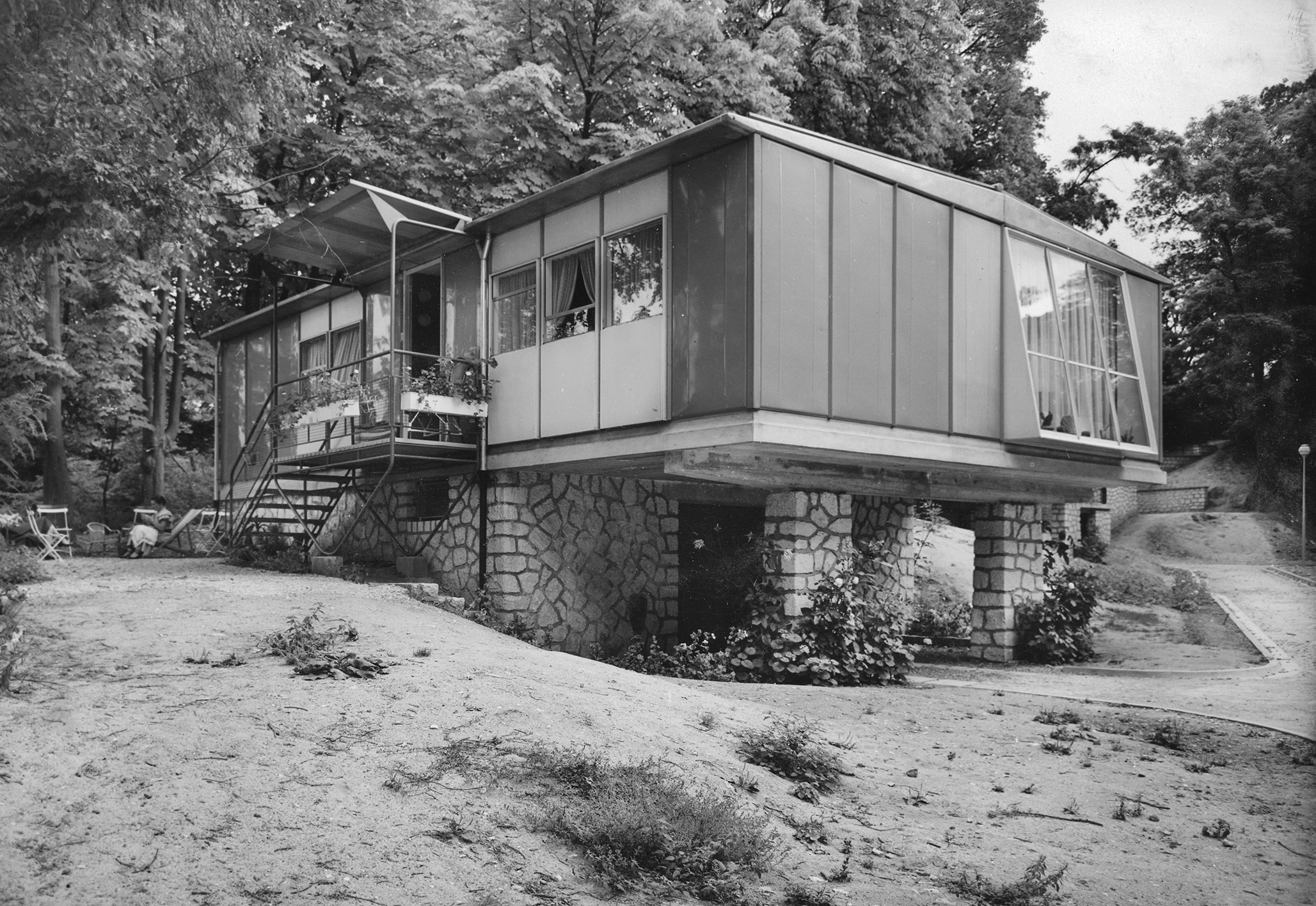 Métropole demountable house. Raised 8x12 houses, Meudon, ca. 1951.