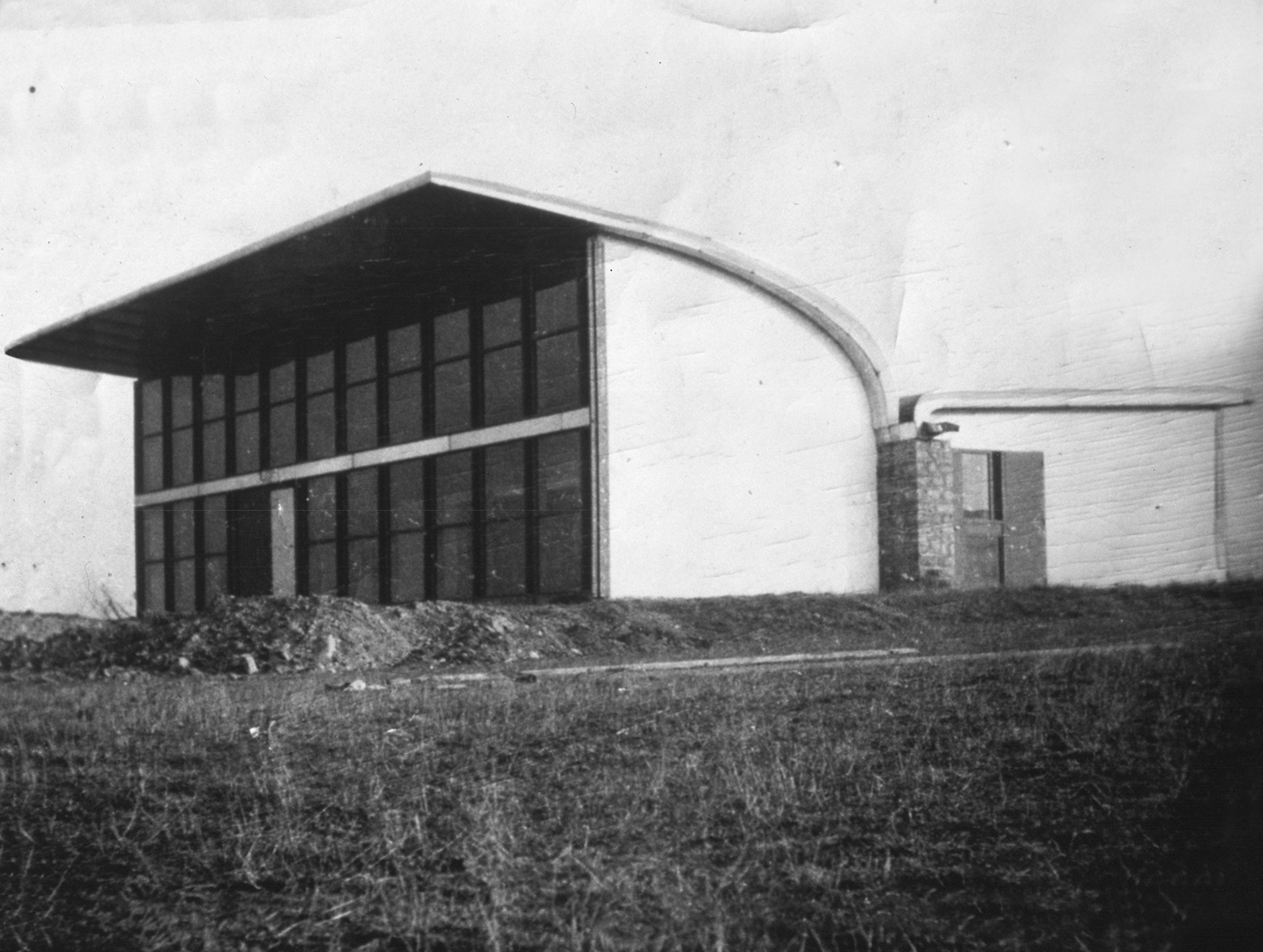 Aéro-club, Doncourt, 1952 (Jean Prouvé, avec Le Corbusier et J. et B. Ogé, arch.).
