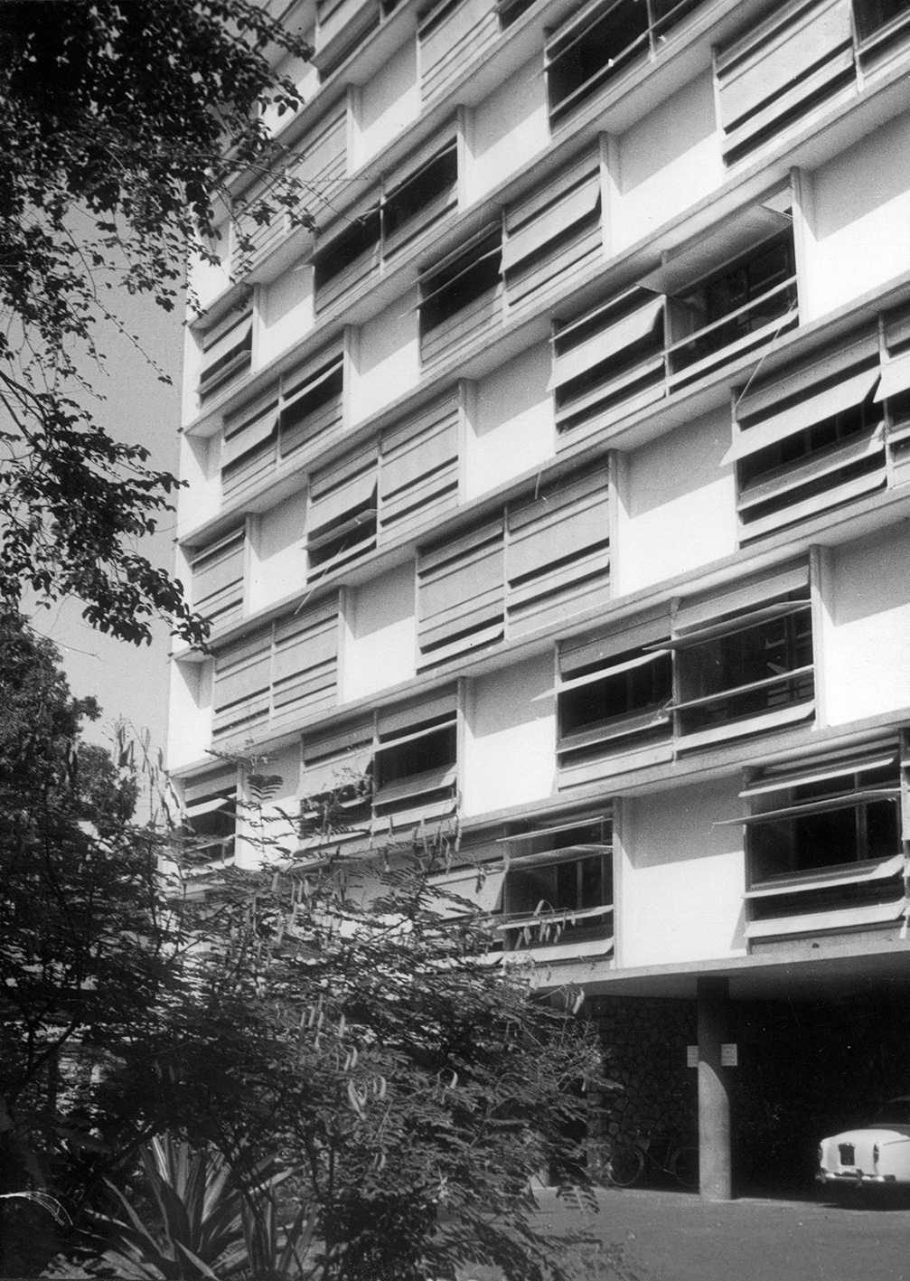 Immeuble d’habitation, Conakry, 1953 (Atelier LWD Lagneau, Weill, Dimitrijevic, arch.). Panneaux de façade brise-soleil à lames orientables conçus par Jean Prouvé.