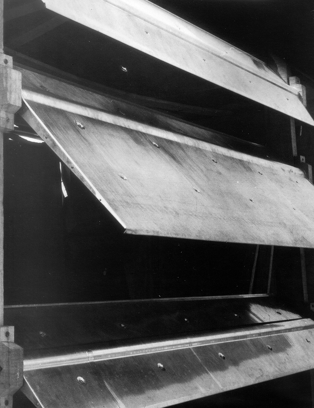 Immeuble d’habitation, Conakry (Atelier LWD Lagneau, Weill, Dimitrijevic, arch., 1953). Panneaux de façade brise-soleil à lames orientables conçus par Jean Prouvé.