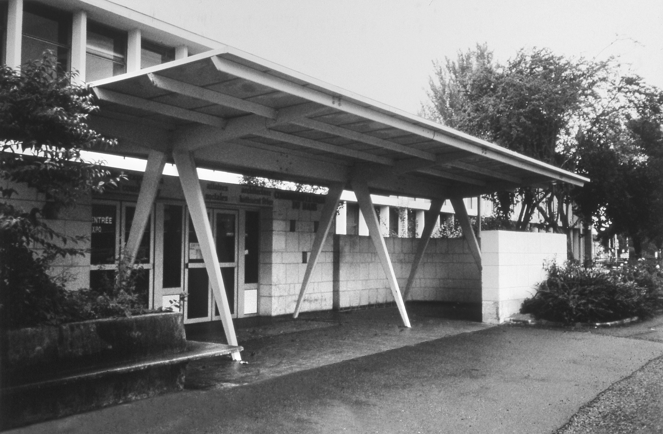 Immeuble de la Sécurité sociale, Le Mans (J. Le Couteur, arch., 1951). Auvent de l’entrée du bâtiment en tôle d’acier pliée conçu par Jean Prouvé, 1953-1954.