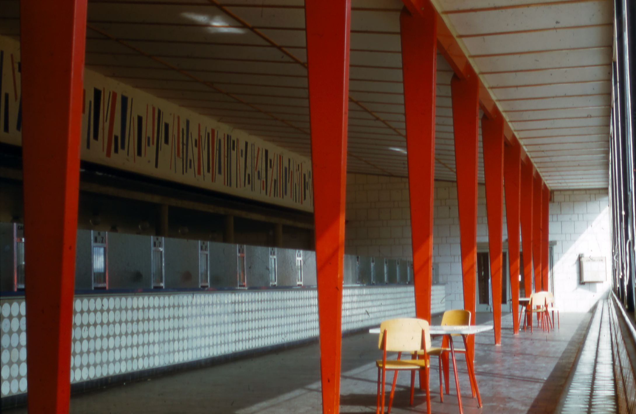 Immeuble de la Sécurité sociale, Le Mans (J. Le Couteur, arch., 1951). Hall des prestations aménagé avec des chaises Métropole n° 305 des Ateliers Jean Prouvé.