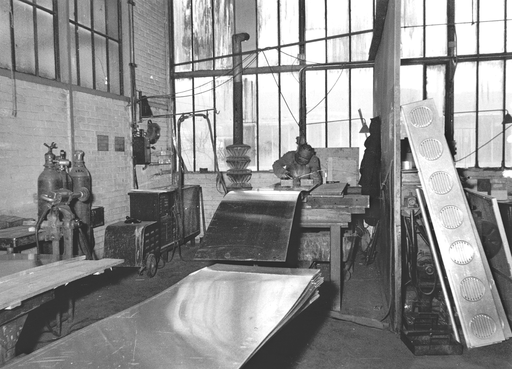 Ateliers Jean Prouvé à Maxéville. Fabrication des rampes d’éclairage et d’aération pour l’immeuble de la Sécurité sociale, Le Mans, 1953-1954.