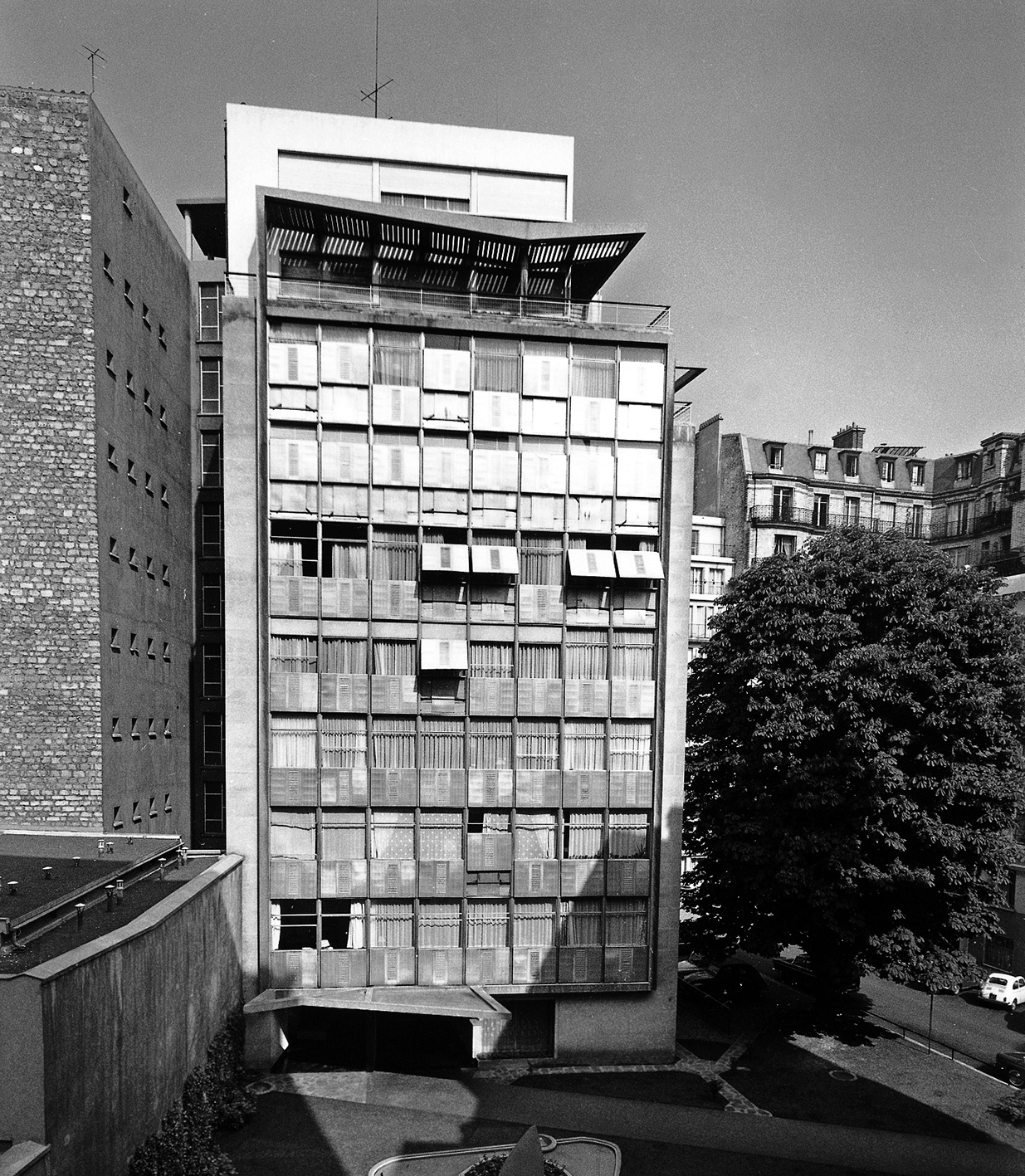 Immeuble d’habitation, square Mozart, Paris (L. Mirabeau, arch., 1953). Panneau de façade en acier et tôle d’aluminium (avec fenêtre à guillotine, imposte, aérateur et volet).