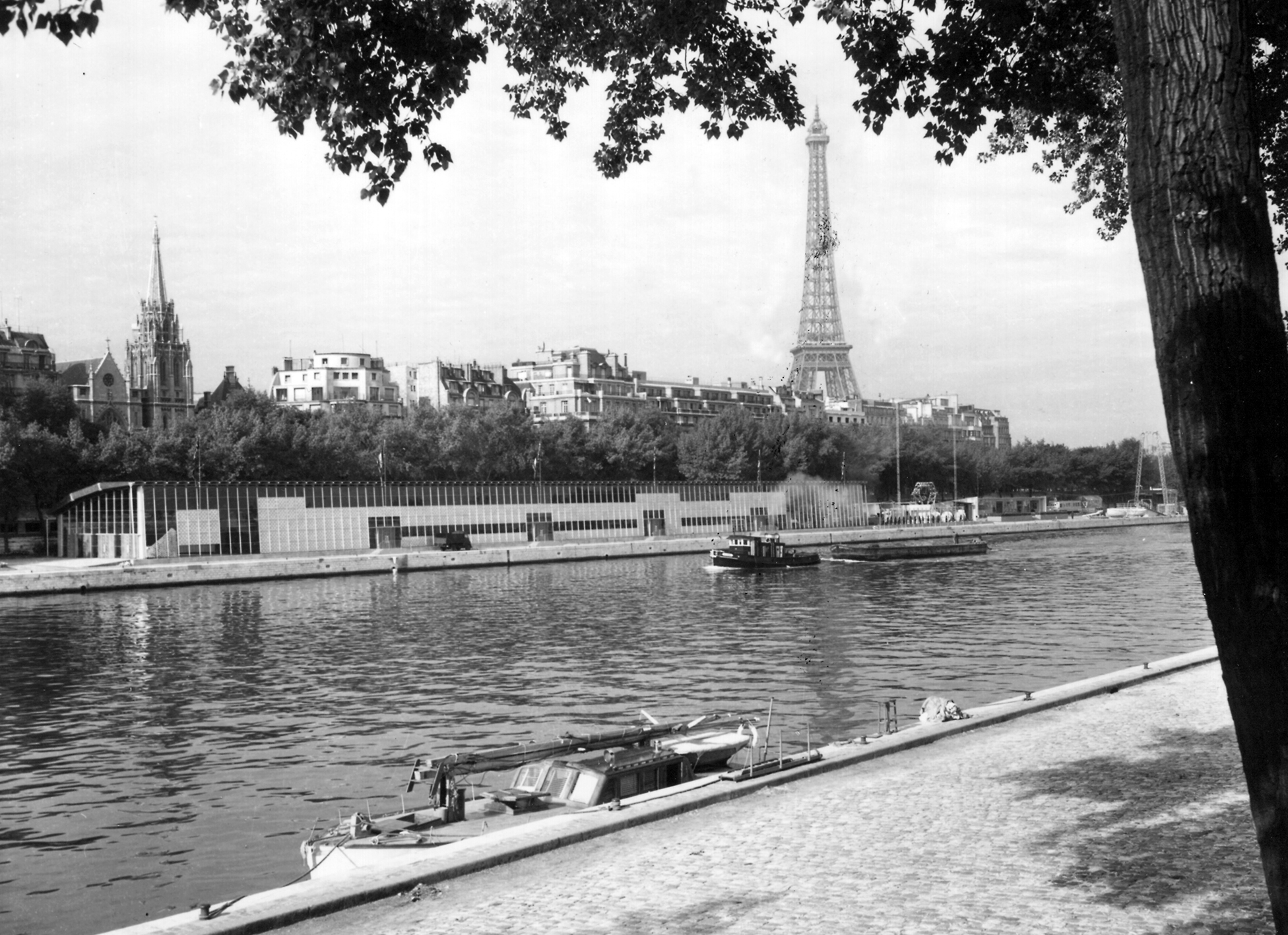 Pavillon du Centenaire de l’aluminium, quai d’Orsay, Paris, 1954 (Jean Prouvé, avec M. Hugonet, ing.). Exposition organisée par l’Aluminium Français du 12 juin au 31 juillet 1954.