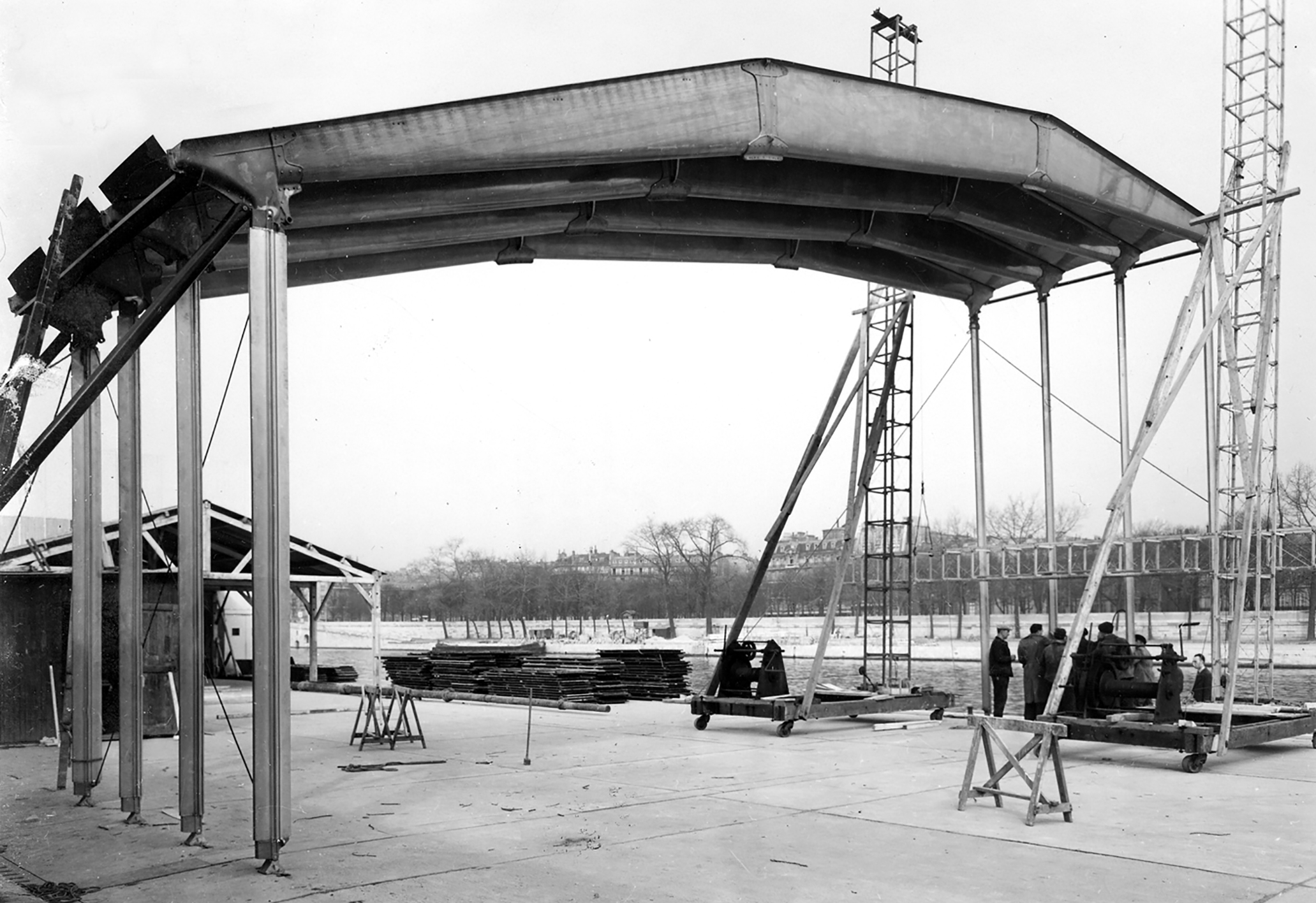 Assembly of the Aluminum Centenary Pavilion, Quai d’Orsay, Paris, 1954 (Jean Prouvé, with engineer M. Hugonet).