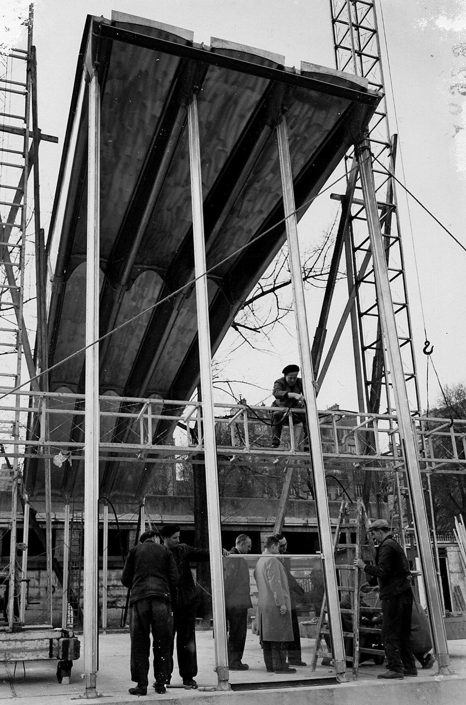 Montage du Pavillon du Centenaire de l’aluminium, quai d’Orsay, Paris, 1954 (Jean Prouvé, avec M. Hugonet, ing.).