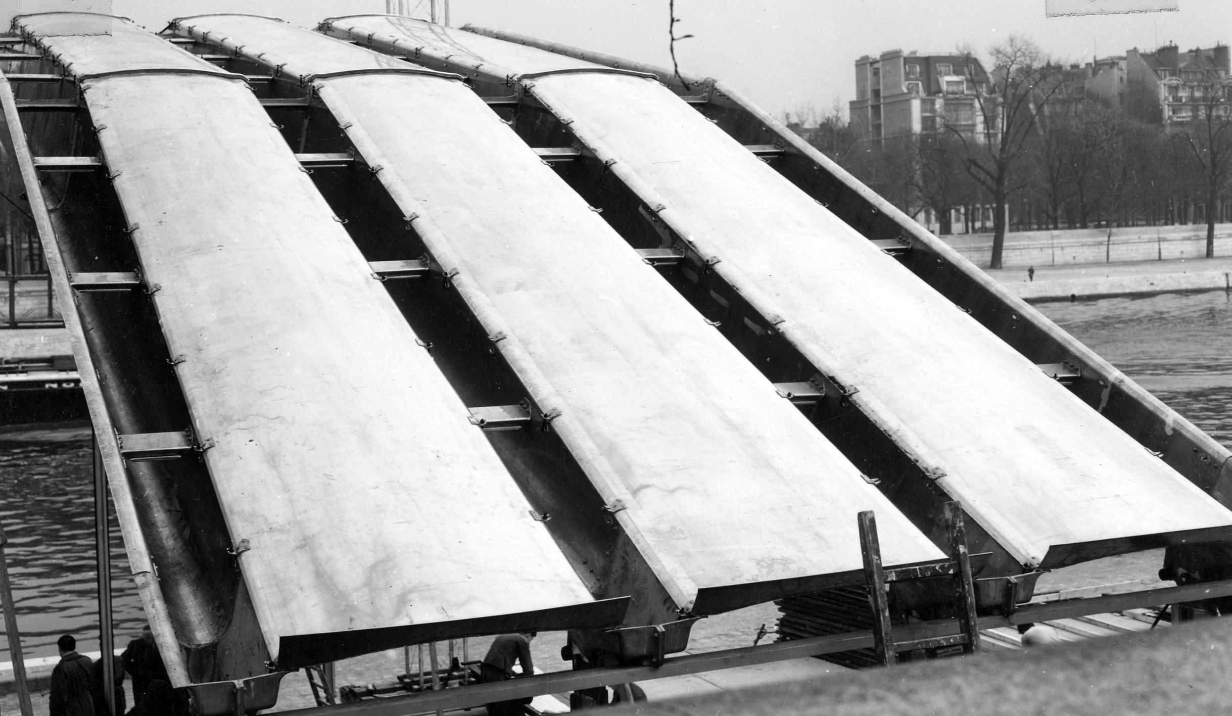 Vue de la toiture du Pavillon du Centenaire de l’aluminium, quai d’Orsay, Paris, 1954 (Jean Prouvé, avec M. Hugonet, ing.).
