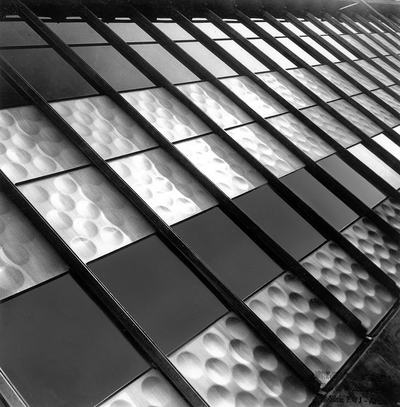 Pavillon du Centenaire de l’aluminium, quai d’Orsay, Paris, 1954 (Jean Prouvé, avec M. Hugonet, ing.). Panneaux de façade en tôle d’aluminium striée et emboutie.