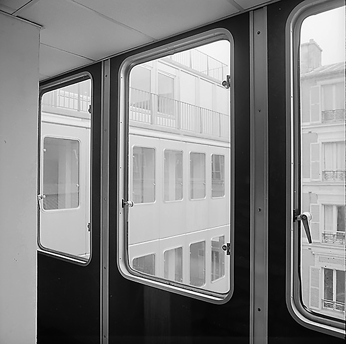Siège social de la Compagnie industrielle de matériel de transport (CIMT), Neuilly-sur-Seine (E. Deschler, arch., 1963). Panneaux de façade conçus par Jean Prouvé.