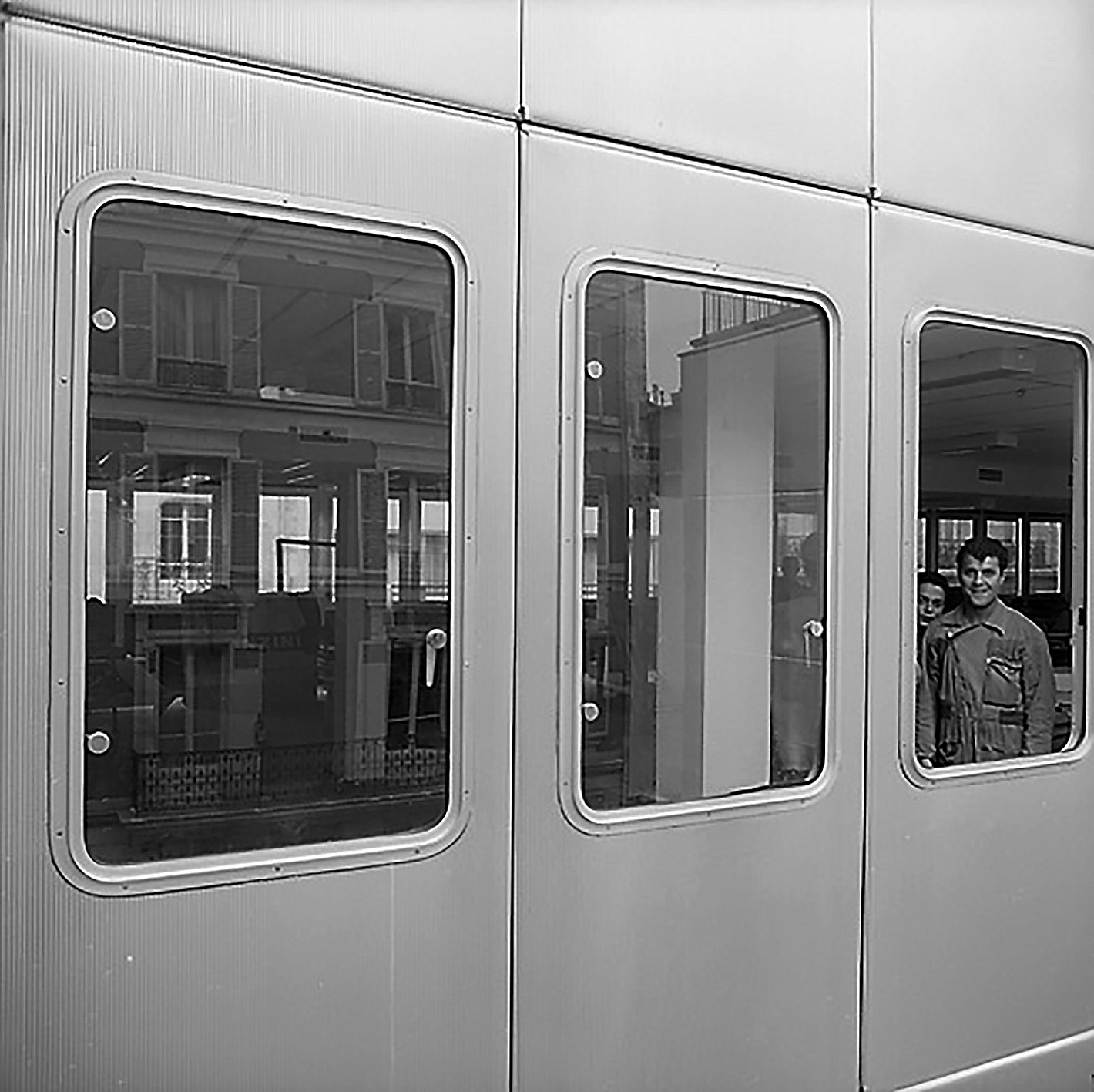 Siège social de la Compagnie industrielle de matériel de transport (CIMT), Neuilly-sur-Seine (E. Deschler, arch., 1963). Panneaux de façade conçus par Jean Prouvé.
