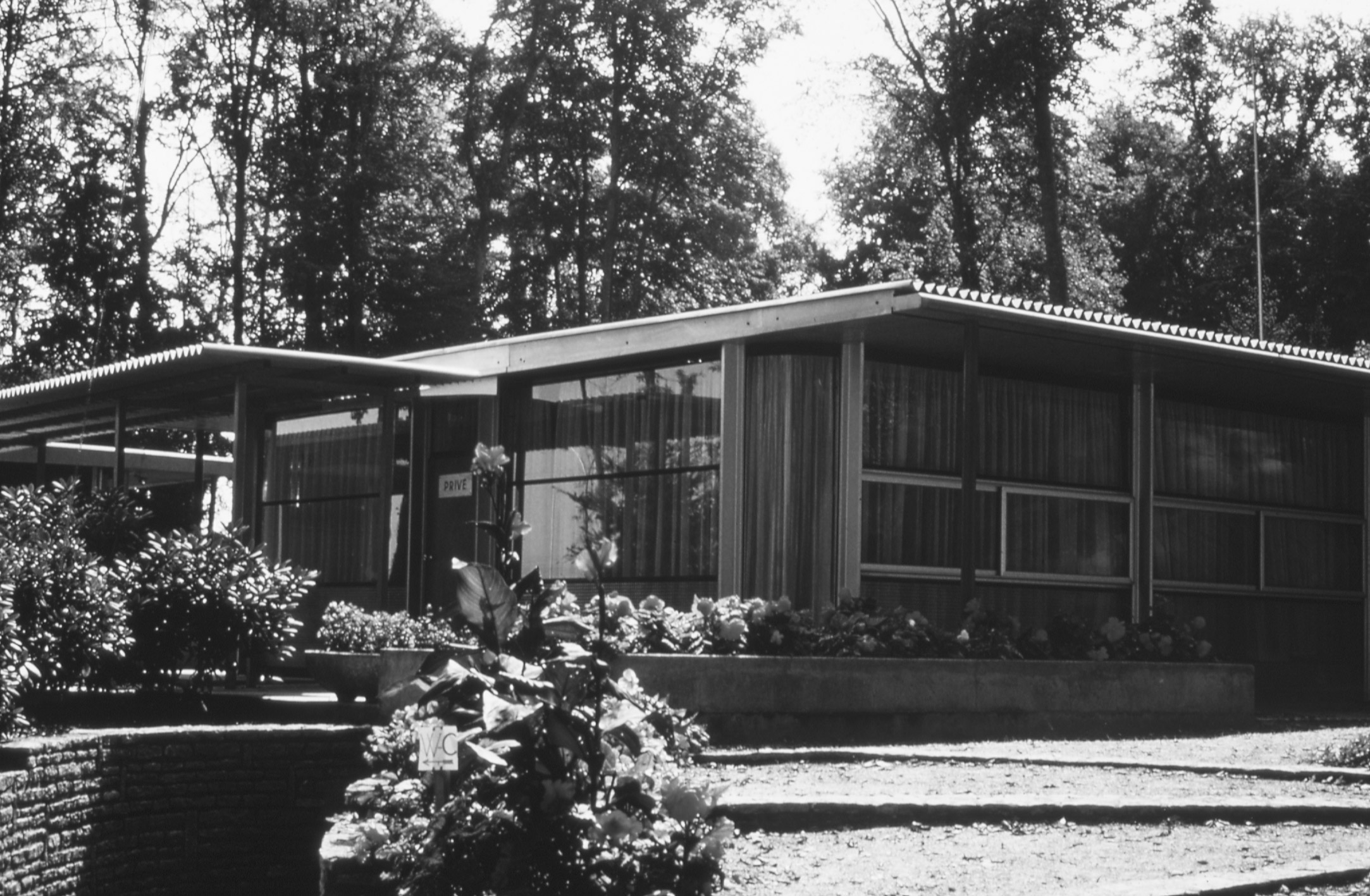Pavillon administratif, parc floral, Orléans-La-Source, 1964 (L. Arretche, arch.) réalisé sur un même système modulaire.