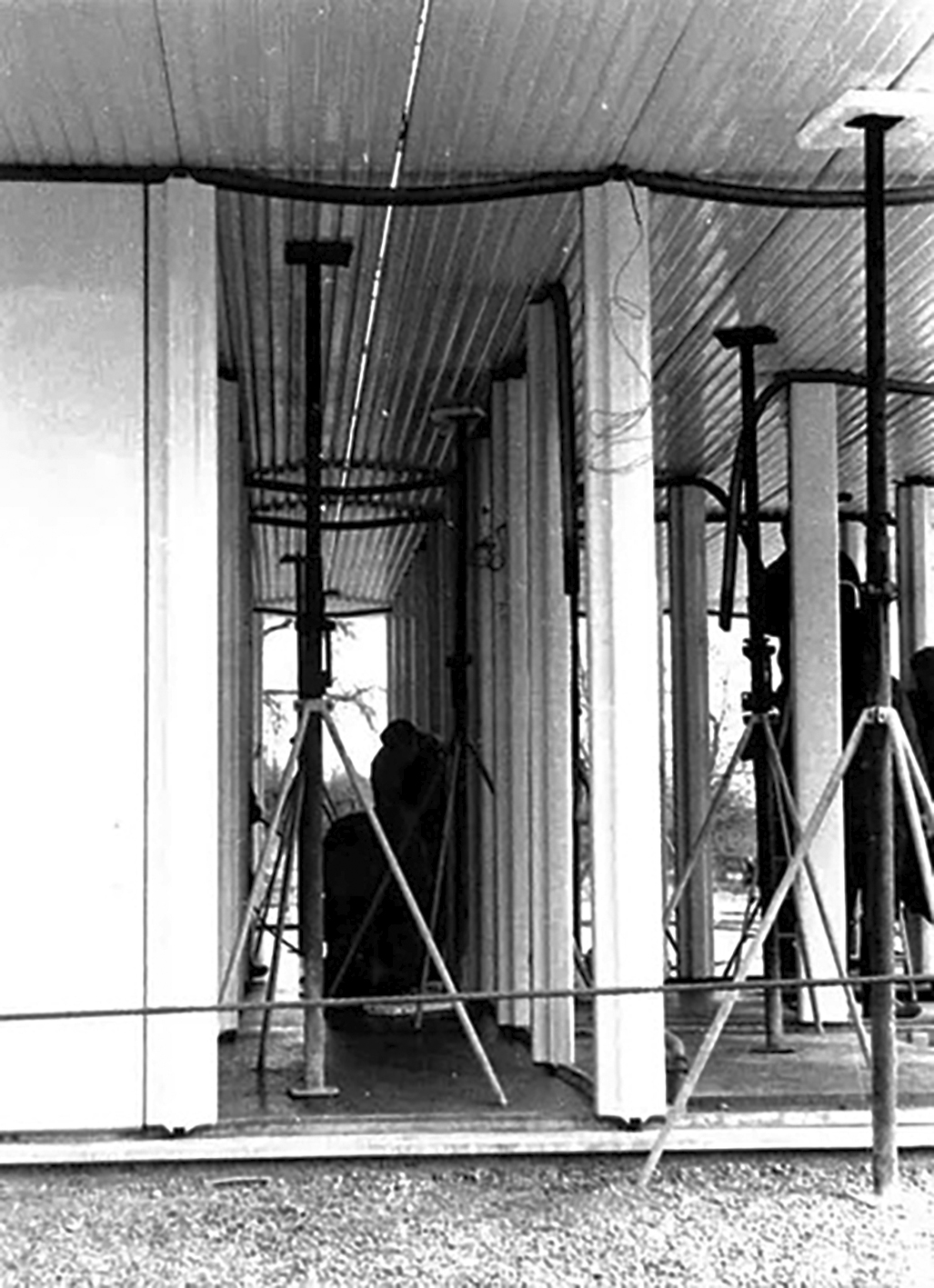 Prototype de maison industrialisée pour Saint-Gobain, Clermont, 1966 (J. Bédier, S. Binotto, R. Hayama, collaborateurs). Vue du chantier lors du montage des panneaux sandwich.